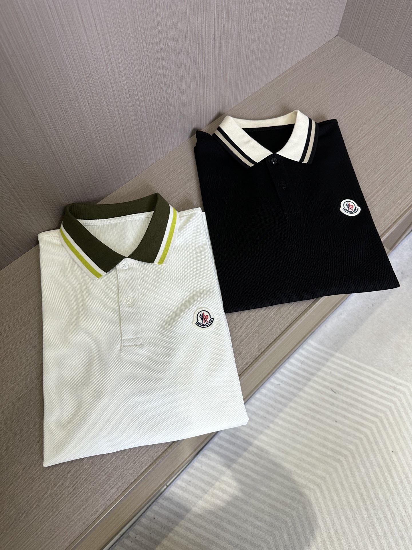 NO:115870,MONCLER 25SS spring and summer new lapel T, high-end quality. 80 original Zhu Di Cotton, high-end high-density texture is invincible, comfortable, breathable and sensuous. The collar has the latest color style, novel and fashionable. Color black and white. Number M-3XL, christian louboutin, Moncler, alexander wang19860909MONCLER蒙口 25SS春夏新品翻领T,高端品相.80支原版朱棣棉,高支高密 质感无敌赞,舒适透气有股感.领子最新配色风格,新颖时尚. 颜色黑色 白色 码数M-3XL,,christian louboutin,Moncler,alexander wang,Men's clothing