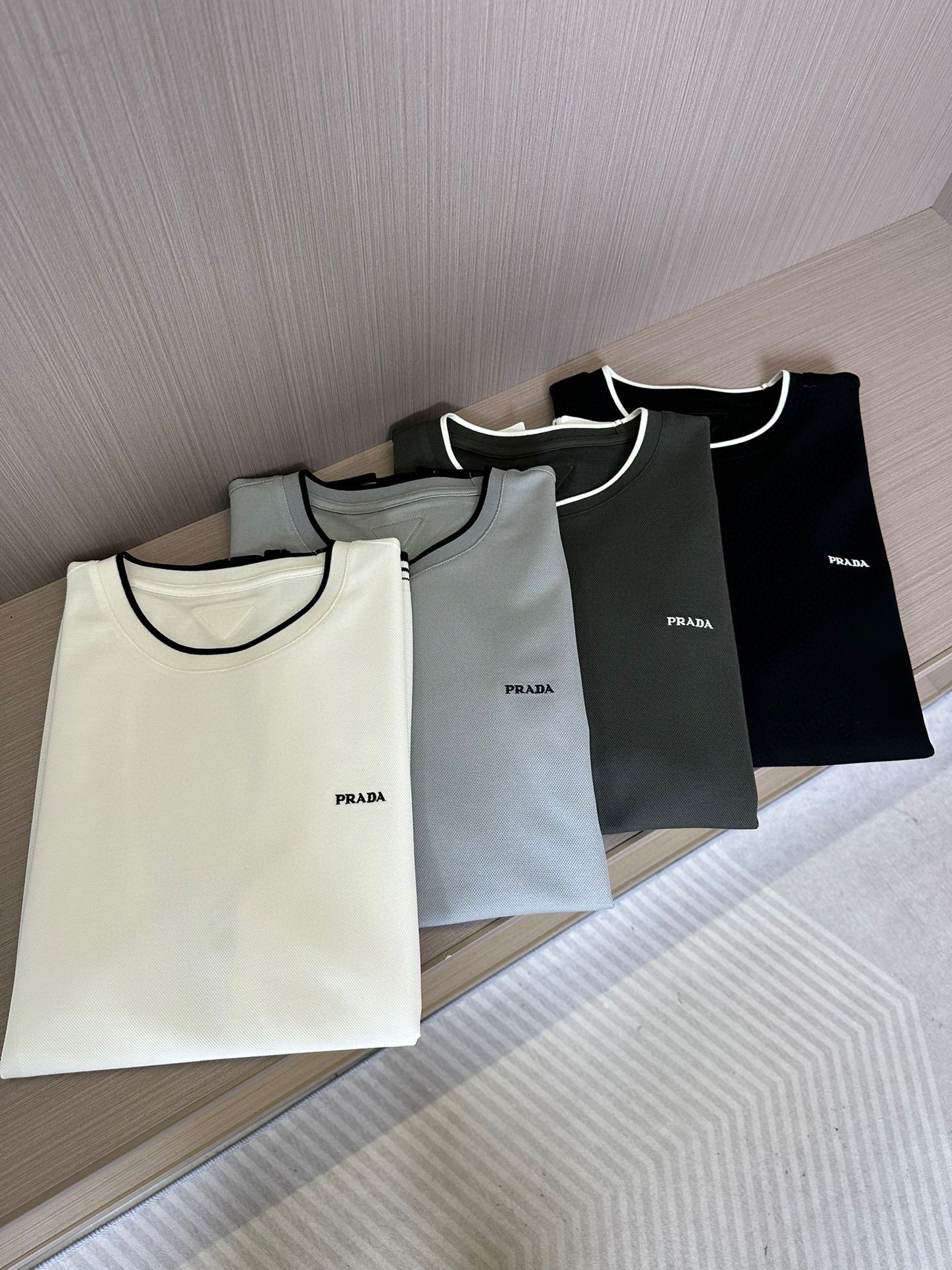 NO:116822,Ppujia 25sss dress tailoring piece custom-made color woven positioning using Xinjiang long velvet cotton environmentally friendly material dyed yarn sewing and manufacturing high-end embroidery machine embroidery chest brand logo embroidery 3D plate making dress three-dimensional 3D plate full of high-end body exclusive sale Color black, white, gray, dark green Color M-3XL, prada, alexander wang19860909P普家25sss 整衣裁片定制起脚色织定位 采用新疆长绒棉 环保材料染色纱线 缝制制造 高端绣花机绣制 胸前品牌标识刺绣 整衣立体3d制版 上身高级感满 独家发售 颜色黑色,白色,灰色,墨绿色 颜色M—3XL,,prada,alexander wang,Men's clothing