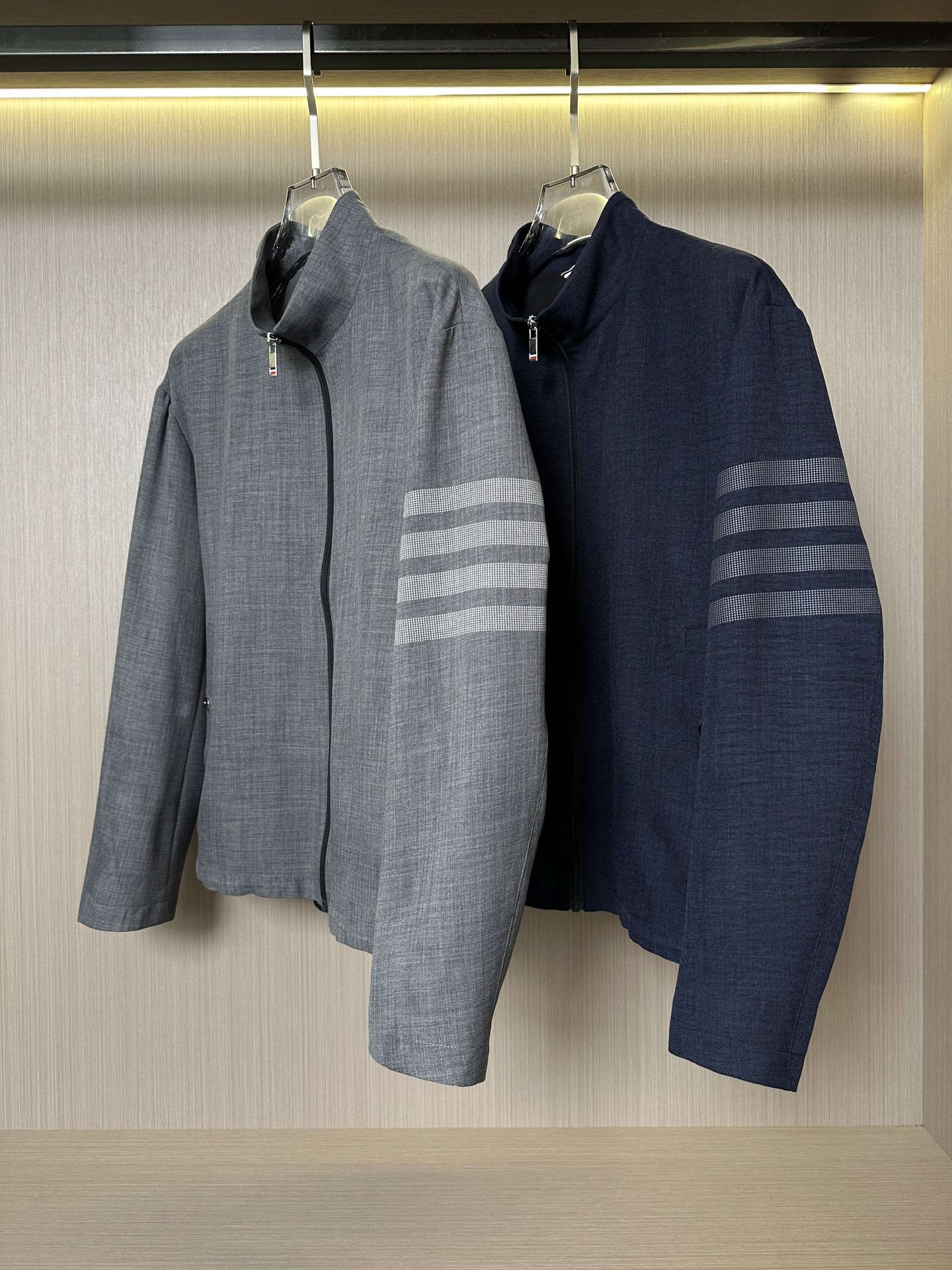 NO:121936,TB new 25SS spring men's jacket, small stand-alone collar design, high-density fiber, makes the texture and comfort of the fabric reach its peak. The droop and gloss visual effect is first-class, beautiful and elegant, the texture is gorgeous, the excellent gloss exudes a luxurious temperament, the fabric is very scratchy and stylish, the exquisite traditional handicrafts make the threads tightly sewn and threaded, and has exclusive and excellent cutting technology, which conforms to rigorous ergonomic design, the first choice for urban elite men. High-end gray color, navy blue. Number M-3XL,, jackets & coats, alexander wang19860909TB新款25SS春季男士外套,小立领设计,高密度支数纤维,让面料的质感与舒适感达到登峰造极,垂感和光泽的视觉效果一流,绝美而优雅,肌理华丽十足,极好的光泽度透着贵奢气质,面料非常挺刮有型,精湛的传统手工艺全贡针让走线严缝丝合,且拥有独家精良的裁剪技术,符合严谨的人体工程学设计,都市精英男士首选 颜色高级灰,藏蓝色 码数M-3XL,,jackets & coats,alexander wang,Men's clothing