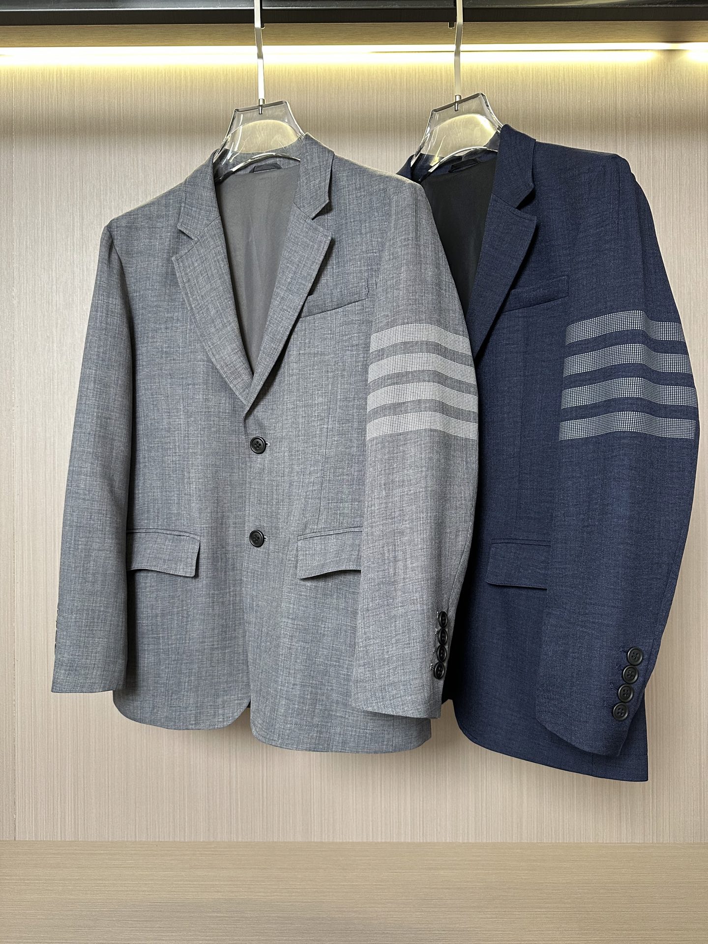 NO:121927,TB new 25SS spring men's suit jacket, high-density fiber, makes the texture and comfort of the fabric reach its peak. The droop and gloss visual effect is first-class, beautiful and elegant, the texture is gorgeous, the excellent gloss exudes a luxurious temperament, the fabric is very scratchy and stylish, the exquisite traditional handicrafts make the threads tightly sewn and threaded, and has exclusive and excellent cutting technology, which conforms to rigorous ergonomic design, the first choice for urban elite men. High-end gray color, navy blue. Number M-3XL,, jackets & coats, alexander wang19860909TB新款25SS春季男士西服外套,高密度支数纤维,让面料的质感与舒适感达到登峰造极,垂感和光泽的视觉效果一流,绝美而优雅,肌理华丽十足,极好的光泽度透着贵奢气质,面料非常挺刮有型,精湛的传统手工艺全贡针让走线严缝丝合,且拥有独家精良的裁剪技术,符合严谨的人体工程学设计,都市精英男士首选 颜色高级灰,藏蓝色 码数M-3XL,,jackets & coats,alexander wang,Men's clothing