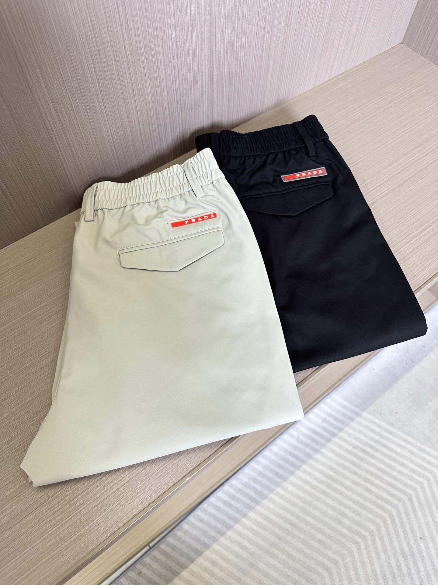 NO:121911,PRA2025ss Spring and Summer New casual pants, Luxury classic brand triangle logo accessories, hot-selling styles for counters, very comfortable to wear, low-key and luxurious, very classy when worn, no need to say anything about the style and cutting of the pants. The upper body is exquisite and vivid, high-end and top-quality materials. A truly palace-level casual pants are of excellent quality, and the pants are soft after heavy washing!  Not picky about people, the upper body is absolutely stylish and extremely luxurious. It is a must-have for everyone. Color apricot color, black Size M-3XL, prada, alexander wang19860909PRA2025ss春夏新款休闲裤 奢华经典品牌三角标LOGO配饰 专柜热销款 身穿着非常舒适 低调不失奢华 穿出去非常有档次 裤型款式和裁剪亦无需多言 上身精致跃然高档一等一顶级质料 真正殿堂级的休闲裤 品质卓然,经过重水洗使得裤子很柔软！不挑人 上身绝对的有型 极度奢华.人手必入 颜色杏色,黑色 尺码M-3XL,,prada,alexander wang,Men's clothing