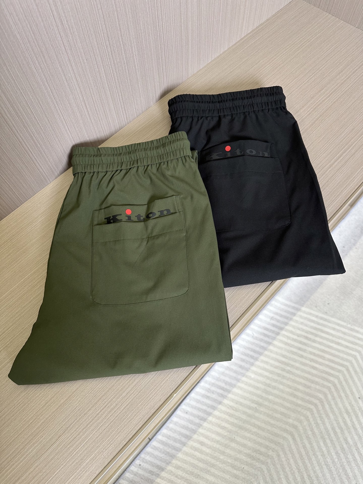 NO:121916,KITON 2025 spring and summer casual pants are a new interpretation of aesthetics, interpreting a strong style of style, with a strong sense of detail and design. The classic brand logo is used as a color combination to interpret classic brand fashion, adding luster to the overall shape. Imported fabrics are soft and comfortable. The inner woven surface is smooth and breathable, simple and unique charm. The new casual fashion pants in spring and summer, these pants use big-name design to create a fashionable and trendy style, with exquisite details and excellent quality. The pants are embellished with the iconic brand logo, highlighting the brand style, and creating fashionable and diverse styles. The imported fabric is carefully crafted, soft and comfortable, and is also skin-friendly and comfortable. It is a pair of pants that are comfortable for both home and out. You can go out with a short sleeve on a jacket~ Color black Military green Size: M L XL 2XL  3XL, Jackets & coats,T-shirt,alexander wang19860909KITON 2025春夏休闲裤子 美学的焕新诠释,演绎浓郁的格调型时尚风范,细节感和设计感强悍.经典品牌标识做为色彩搭配,演绎经典的品牌时尚,为整体造型增光添彩.进口面料,柔软舒适.内里织面平整透气性极佳,简洁而富有独特魅力. 25春夏新款休闲时尚裤,这款裤采用大牌的设计打造时尚潮流感,细节处理精致到位,展现超高的品质. 裤身上点缀标志性品牌标识,彰显品牌格调,打造时尚多样的造型.进口面料精心打造,柔软舒适,还亲肤舒适,是居家和外出都很舒适的一款裤子,随便搭个外套短袖就可以出门啦~ 颜色黑色 军绿 尺码:M L XL 2XL 3XL,,jackets & coats,T-shirt,alexander wang,Men's clothing