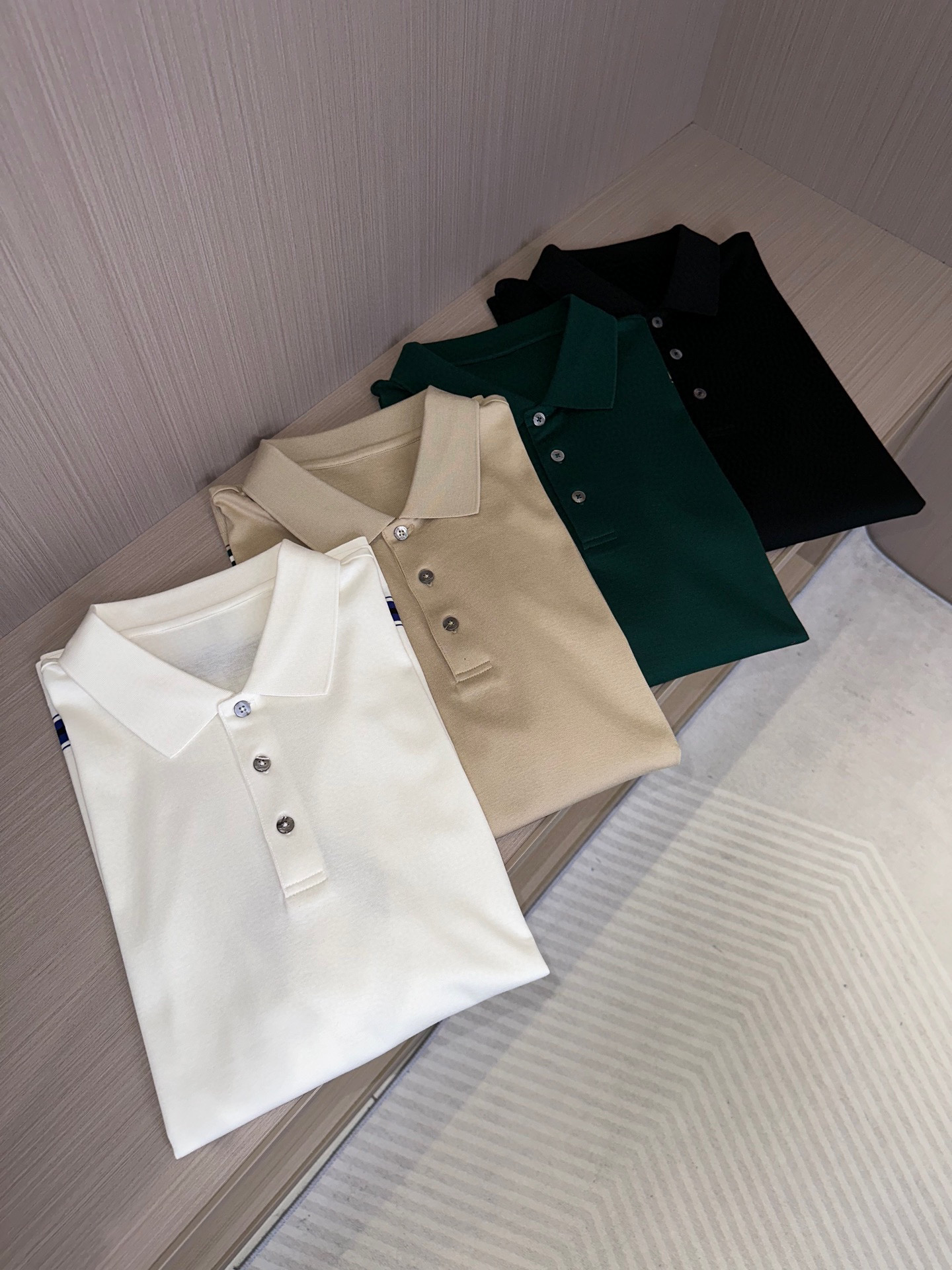 NO:121914,BBR Home 25SS Spring and Summer New Style Starting Polo Original Customization Imported Yarn Color Dyeing Cuffs/Bottom Stripes, Side Embroidered Horse Pattern Fashion Classic and Versatile 4 Colors Black, Dark Green, Khaki, White Number of 48-56, Alexander Wang19860909BBR家25SS春夏新款起脚色织Polo 原版定制 进口纱线色染 袖口/底边搭配条纹,侧边经典刺绣战马图案 时尚经典百搭 4色款 颜色黑色,深绿色,卡其色,白色 码数48-56,,alexander wang,Men's clothing