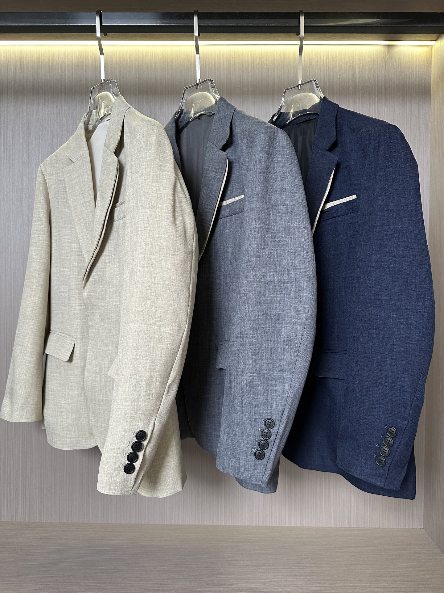 NO:121895,CD Dior's new 25SS spring men's suit jacket, high-density fiber hemp fabric, makes the texture and comfort of the fabric reach the pinnacle, the droop and gloss visual effect first-class, beautiful and elegant, the texture is gorgeous, the excellent gloss exudes a luxurious temperament, the fabric is very scratchy and stylish, the exquisite traditional handicrafts make the threads tightly sewn and threaded, and has exclusive and excellent cutting technology, which conforms to rigorous ergonomic design, the first choice for urban elite men. High-end gray, navy blue, apricot color. M-3XL, dior, jackets & coats, alexander wang19860909CD迪奥新款25SS春季男士西服外套,高密度支数纤维麻面料,让面料的质感与舒适感达到登峰造极,垂感和光泽的视觉效果一流,绝美而优雅,肌理华丽十足,极好的光泽度透着贵奢气质,面料非常挺刮有型,精湛的传统手工艺全贡针让走线严缝丝合,且拥有独家精良的裁剪技术,符合严谨的人体工程学设计,都市精英男士首选 颜色高级灰,藏蓝色,杏色 码数M-3XL,,dior,jackets & coats,alexander wang,Men's clothing