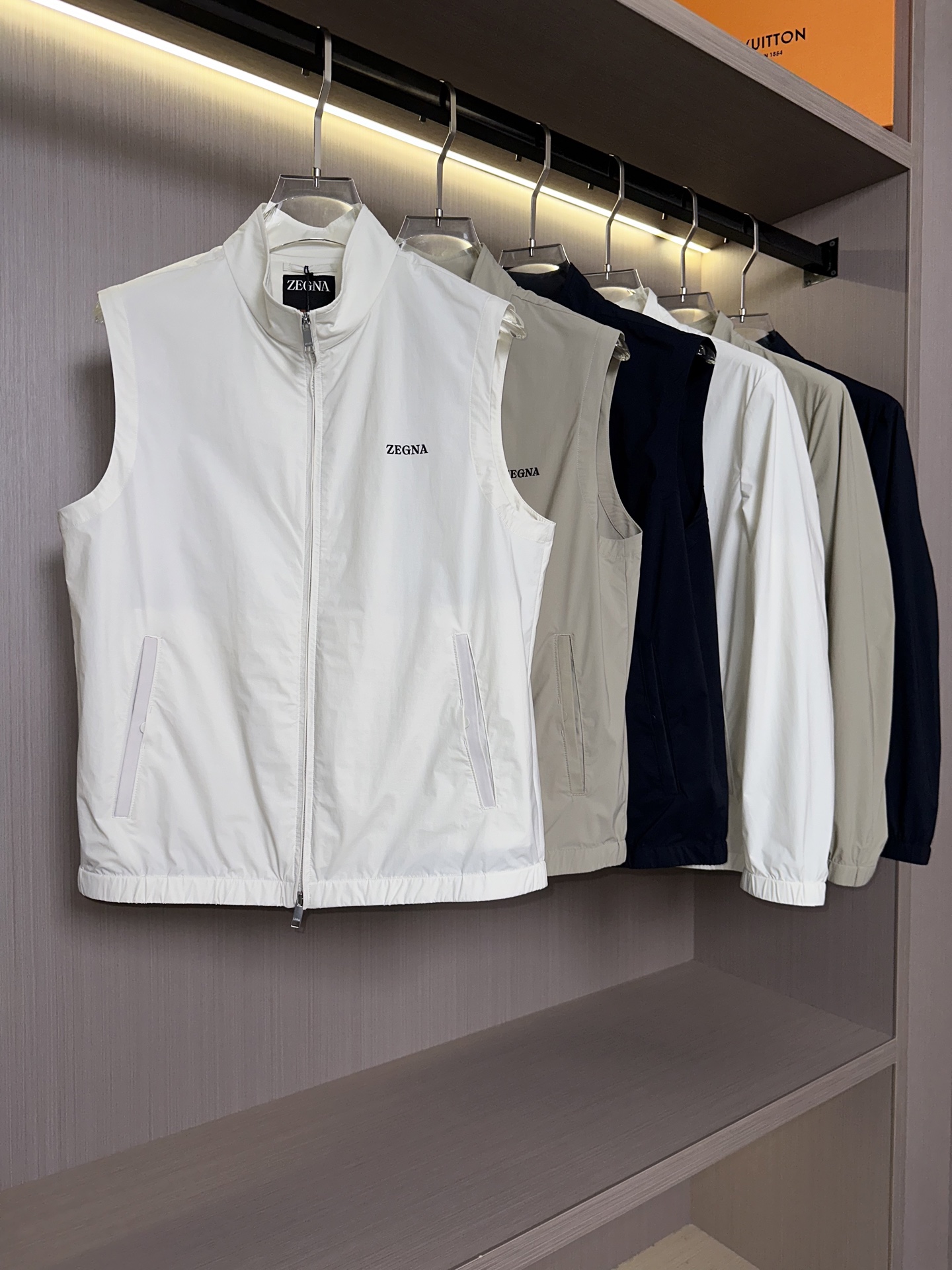 NO:122297,. (Vest) Zegna 25SS thin vest series must-have choice for men's wardrobe!  The shirt is made of three-dimensional slim cut, which easily outlines the upright posture, clean and neat, showing the slender and beautiful neck lines and highlighting the masculine charm. The selected fabric weaving process makes the clothes wear-resistant and elastic, and the upper body feels comfortable. Details The front chest silicone Zegna logo brand logo, double strands are lined to add a sense of layering to the overall level. The workmanship is very fine, and whether it is the neckline or the hem, it is handled just right, allowing you to show a high-quality attitude towards life in the details. Light and transparent, and both texture. It can be shaded and sun protection, or layered and mixed, and is the first treasure item in the wardrobe!  Colors are navy blue, khaki, beige. Number of codes is 48-56. (M-3XL),,shirts,alexander wang19860909.（马甲）Zegna 25SS轻薄马甲系列男士衣橱的必备之选！ 衬衫采用立体修身剪裁,轻松勾勒出挺拔身姿,干净利落 展现出颈部线条修长美感,凸显男性魅力.精选面料梭织工艺使衣服耐磨且有弹力,上身舒适感满满 细节之处 前幅胸前硅胶Zegna标志品牌logo,双股走线为整体增加层次感.做工非常精细,无论是领口、还是下摆,都处理得恰到好处,让你在细节之处也能展现出高品质的生活态度. 轻透又兼具质感 可遮阳防晒,也可叠穿混搭,衣橱首选的宝藏单品！ 颜色藏蓝色,卡其色,米白色 码数48-56.(M-3XL),,shirts,alexander wang,Men's clothing