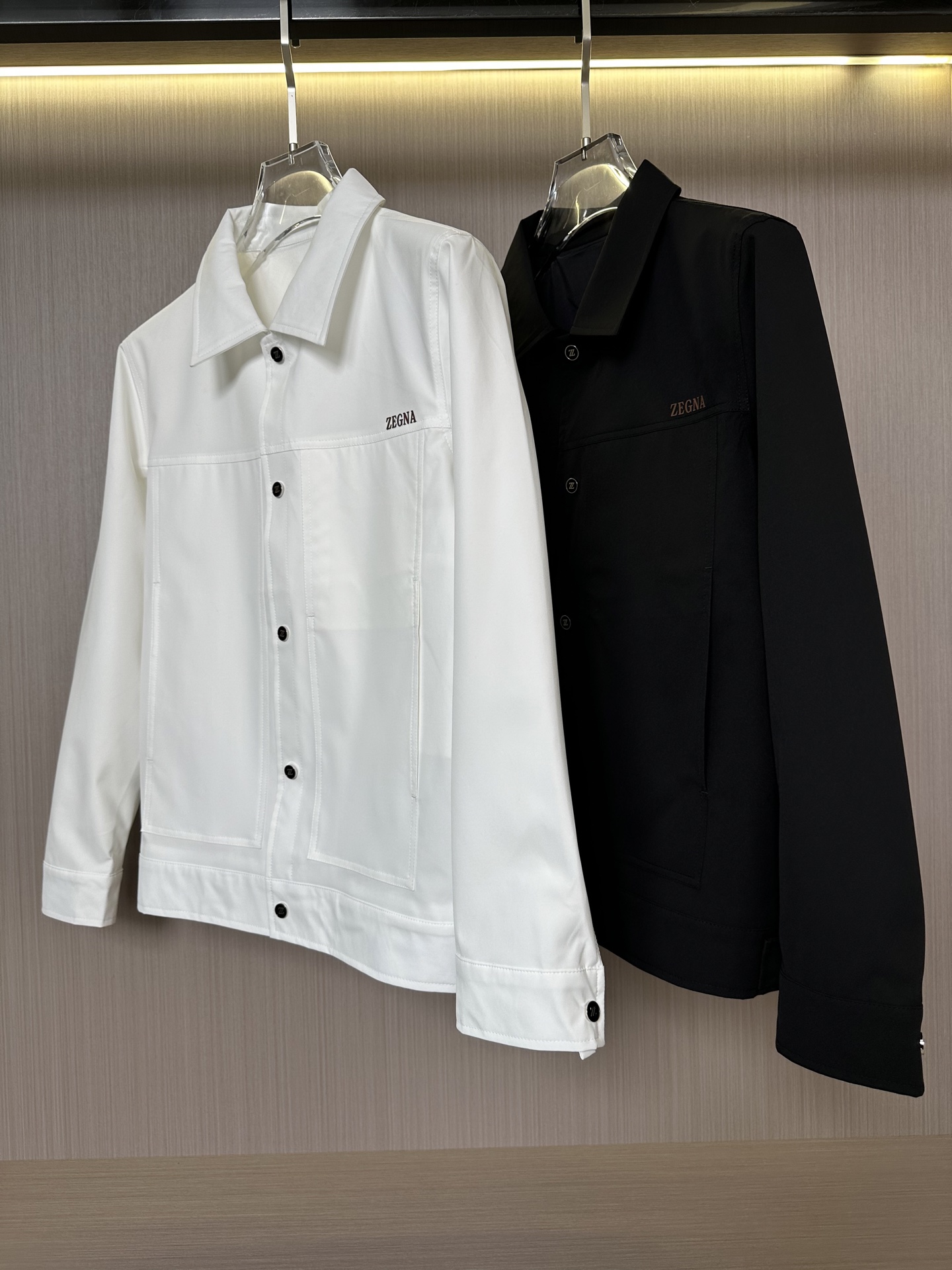 NO:131748,Ze2025ss early spring new style released Jenya lapel jacket jacket, spring jacket!  Wearing it is comfortable and slim, lazy and casual, combined with clean and simple colors, it is particularly pleasing to look at, suitable for daily wear~ welcoming sports items embellished with vitality prints to welcome the arrival of the warm season. Size M-3XL, zegna, jackets & coats, jackets & coats, alexander wang19860909Ze2025ss早春新款发布杰尼亚翻领夹克外套,春款外套！穿上就是舒适自在又显瘦的存在,慵懒而随性,结合干净简单的色系就特别耐看,适合日常穿着~倾情推出缀饰活力印花的运动单品,迎接温暖季节的到来. 尺码M-3XL,,zegna,jackets & coats,jackets & coats,alexander wang,Men's clothing