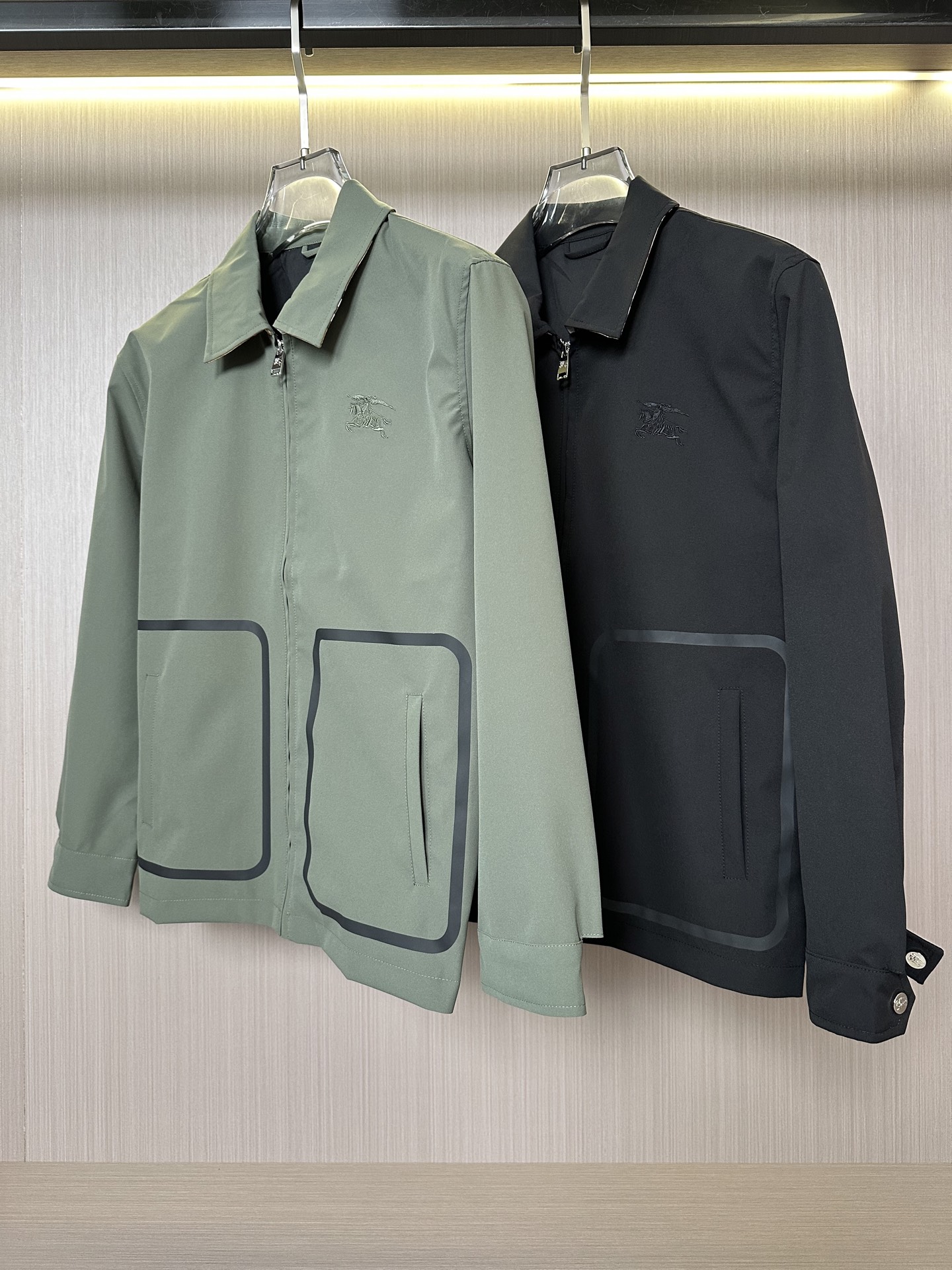 NO:131732,Burber's new product is available for men's lapel jackets, which can be worn for business and casual everyday!  The upper body modifies the body and perfectly combines fashion aesthetics with the concept of new urban business and leisure. The Italian minimalist, capable and outdoor functional style are the ultimate interpretation, both solemn and harmonious, creating a unique styling item. The overall outline tends to be simple, with a rather unique and elegant detail treatment, enriching the overall vision. The wardrobe business and leisure are excellent and high attendance rate!  Size 48-56, burberry, jackets & coats, jackets & coats, alexander wang19860909Burber新品发售男士翻领夹克外套,可商务可休闲日常穿搭！上身修饰身形、将时装美学和新都市商务休闲概念完美融合,通体将意式的极简、干练和户外功能性风格极致诠释,亦庄亦谐,塑造出别具一格的造型单品,整体轮廓趋于简约风格,颇为个性且雅痞的细节处理,丰富了整体视觉.衣橱商务休闲绝佳的高出勤率！ 尺码48-56,,burberry,jackets & coats,jackets & coats,alexander wang,Men's clothing