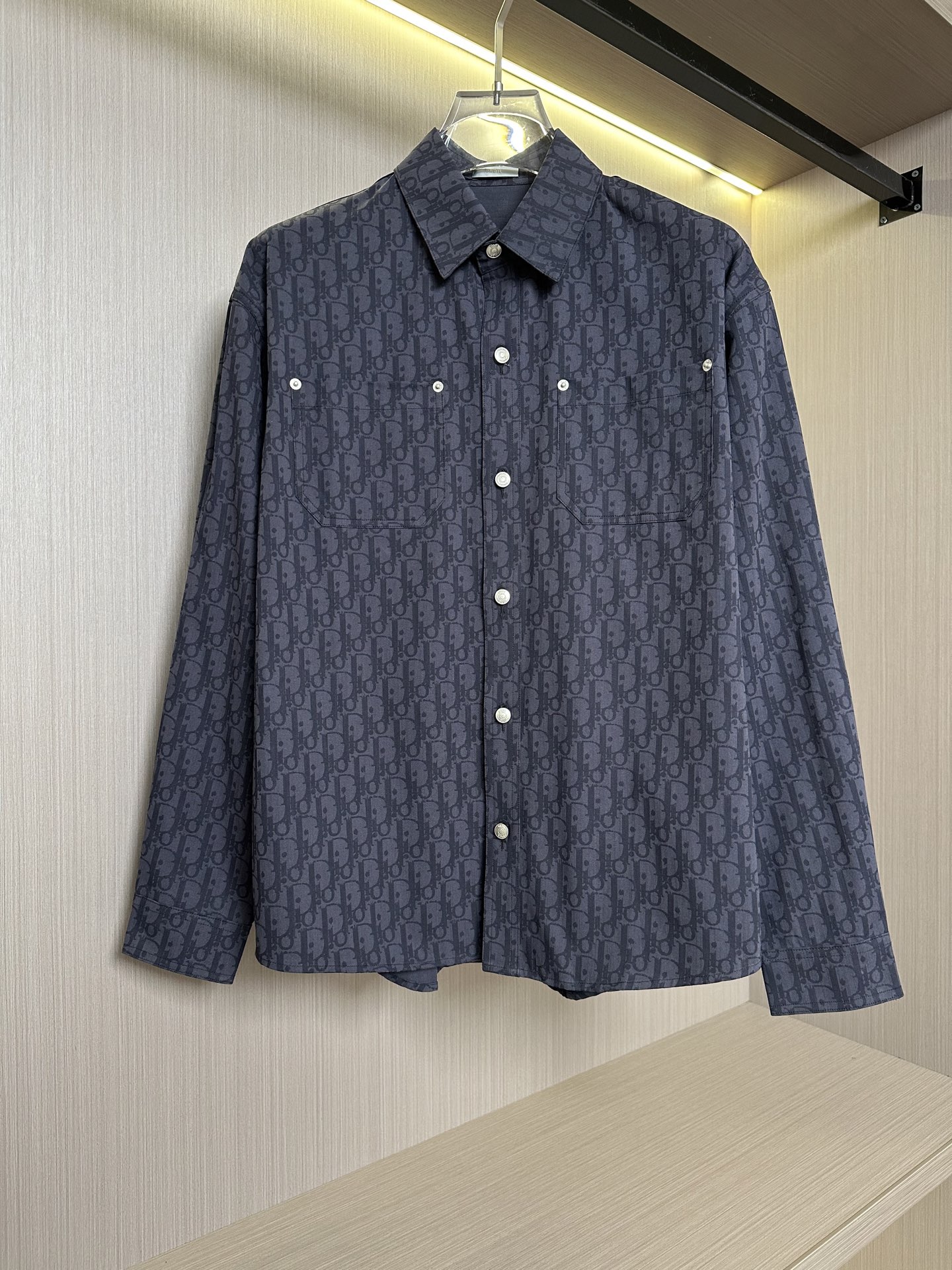 NO:131742,Dior home CD 25 full of dark patterns presbyopia LOGO jacquard long sleeve shirt denim jacket navy blue jacquard letter lapel cd classic logo design, cotton denim, custom high-quality hardware, same style for men and women three colors with black, blue, white Size S-XL, dior, jackets & coats, jackets & coats,shirts,alexander wang19860909迪奥家 CD 25满身暗纹老花LOGO提花长袖衬衫牛仔外套夹克 海军蓝色提花字母翻领cd经典标志设计,棉质牛仔布,定制高品质五金,男女同款 三色齐发颜色黑,蓝,白 尺码S-XL,,dior,jackets & coats,jackets & coats,shirts,alexander wang,Men's clothing