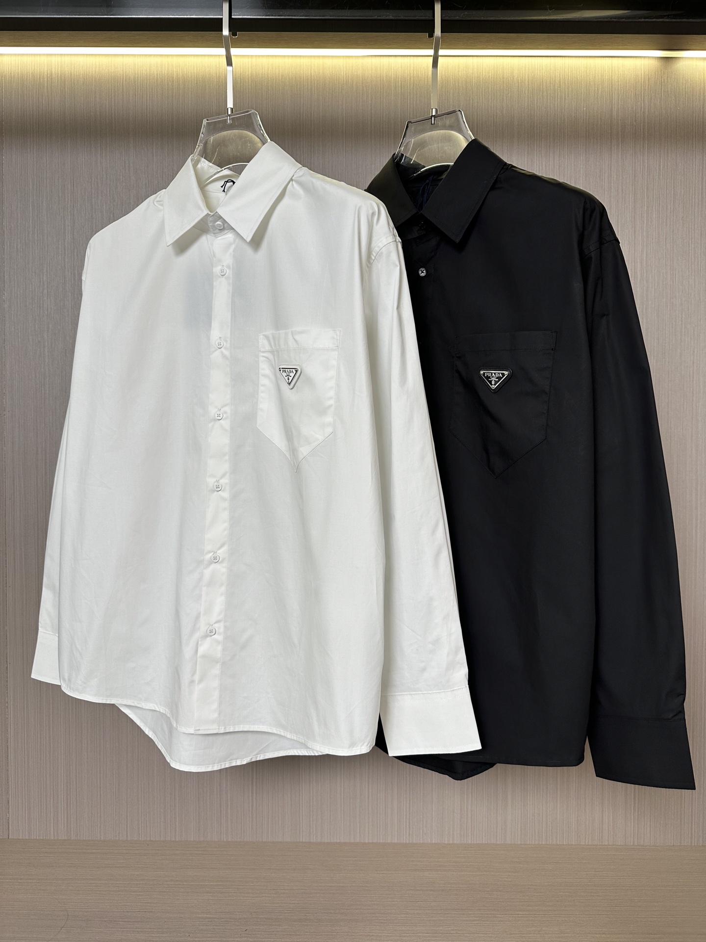 NO:441608,Pra25ss pocket triangle long-sleeved shirt was purchased from 9,900 yuan. This model is made of Germany's latest buried clamping mechanism, with high-quantitle sill method for bilateral access control, pocket positioning and cutting. Original custom steel standard, custom blunt steel material, laser engraving. The three-standard auxiliary materials are equipped simultaneously. The workmanship is guaranteed, the needle distance is fine, the wiring is neat, and the brand factory assembly line is produced, the same model for men and women!  Color black/white Size S M L XL,,prada,shirts,alexander wang19860909Pra25ss口袋三角标长袖衬衫 原9,900购入,该款采用德国最新埋夹机制做而成,双边门禁高分位坎法,口袋定位剪裁.原版定制钢标,钝钢材料定制,激光刻字.三标辅料同步配齐.做工保证、针距细密、走线整齐,品牌工厂流水线生产,男女同款！ 颜色黑色/白色 尺码S M L XL,,prada,shirts,alexander wang,Men's clothing