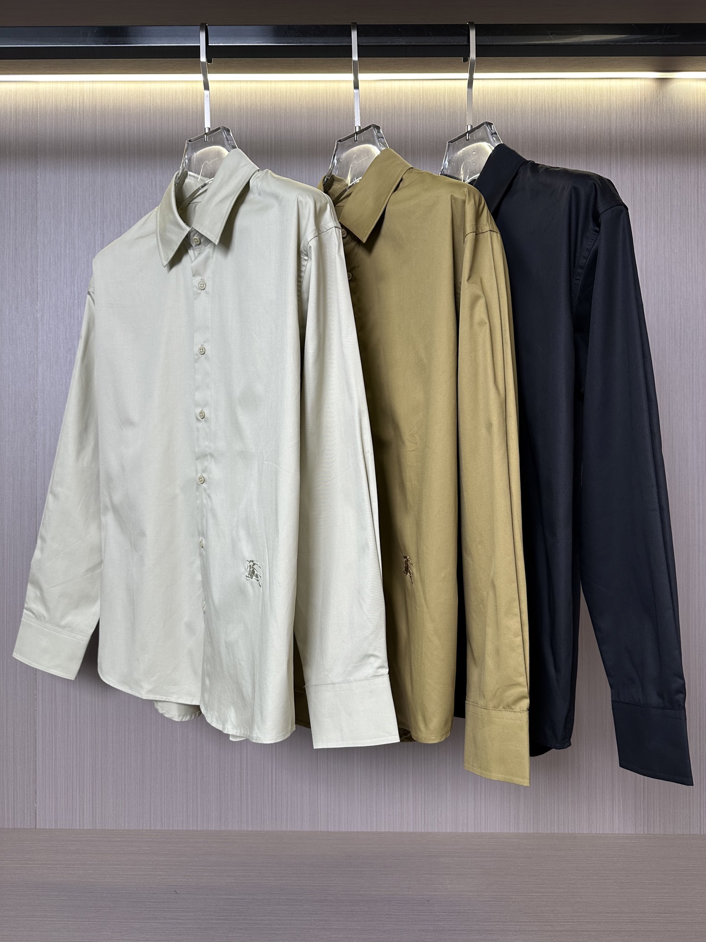 NO:131730,Burberry casual long-sleeved shirt, pure blood, new product in spring and summer, a shirt that is very consistent with the aesthetic tone of the B family. Its styling perfectly follows the essence of the B family. It has a rich British style, and the hem is infused with the iconic war horse embroidery body, which is quite recognizable and boasts about its identity!  The details are exquisite and sophisticated, with strict stitching, first-class tailoring, and every inch is just right. The lines are smooth and clean, and the invincible versatile type is both solemn and harmonious. It is both business and leisure, and can run through multiple seasons. It is very compatible with the bottoms. It is a basic item that is essential for men's wardrobe!  Three-color light khaki, light brown, black Size S- XL, burberry, shirts, alexander wang19860909巴宝莉休闲长袖衬衫,纯正血统,25春夏新品, 极符合B家族美学基调的一款衬衫,造型设计完美沿袭了B家的精髓.具有浓郁的英伦风格,下摆注入标志性战马刺绣体,颇具辨识度且标榜了身份！ 细节工艺精致考究,严丝合缝,剪裁一流,每一寸都拿捏的恰到好处,线条感流畅干净,无敌的百搭类型,亦庄亦谐,商务与休闲兼备,可以贯穿多个季节,与下装兼容空间极高,男人衣橱必备的基础单品！ 三色浅卡其,浅棕,黑色 尺码S- XL,,burberry,shirts,alexander wang,Men's clothing