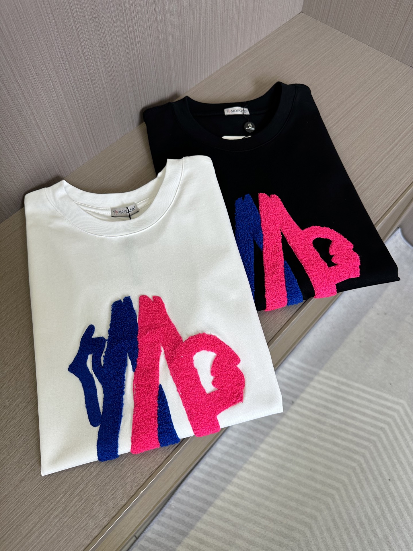 NO:441680,The latest product for Mon 2025ss summer, available at the counter at the same time, original single ruthless goods, fashionable and casual round neck short-sleeved T-shirt, comfortable upper body!  Eye-catching and highlighted, using imported original fabric, classic letter logo, simple but not losing fashion, fashionable and handsome upper body, 2 colors recommended, S-2XL, Moncler, T-shirt, tees, t-shirt, alexander wang19860909Mon蒙口2025ss夏季最新品,专柜同步有售,原单狠货,时尚休闲圆领短袖T恤,上身舒适！吸睛而有亮点,采用进口原版面料,经典字母logo,简单而不失时尚,上身时尚帅气,2色推荐,码数S-2XL,,Moncler,T-shirt,tees，t-shirt,alexander wang,Men's clothing