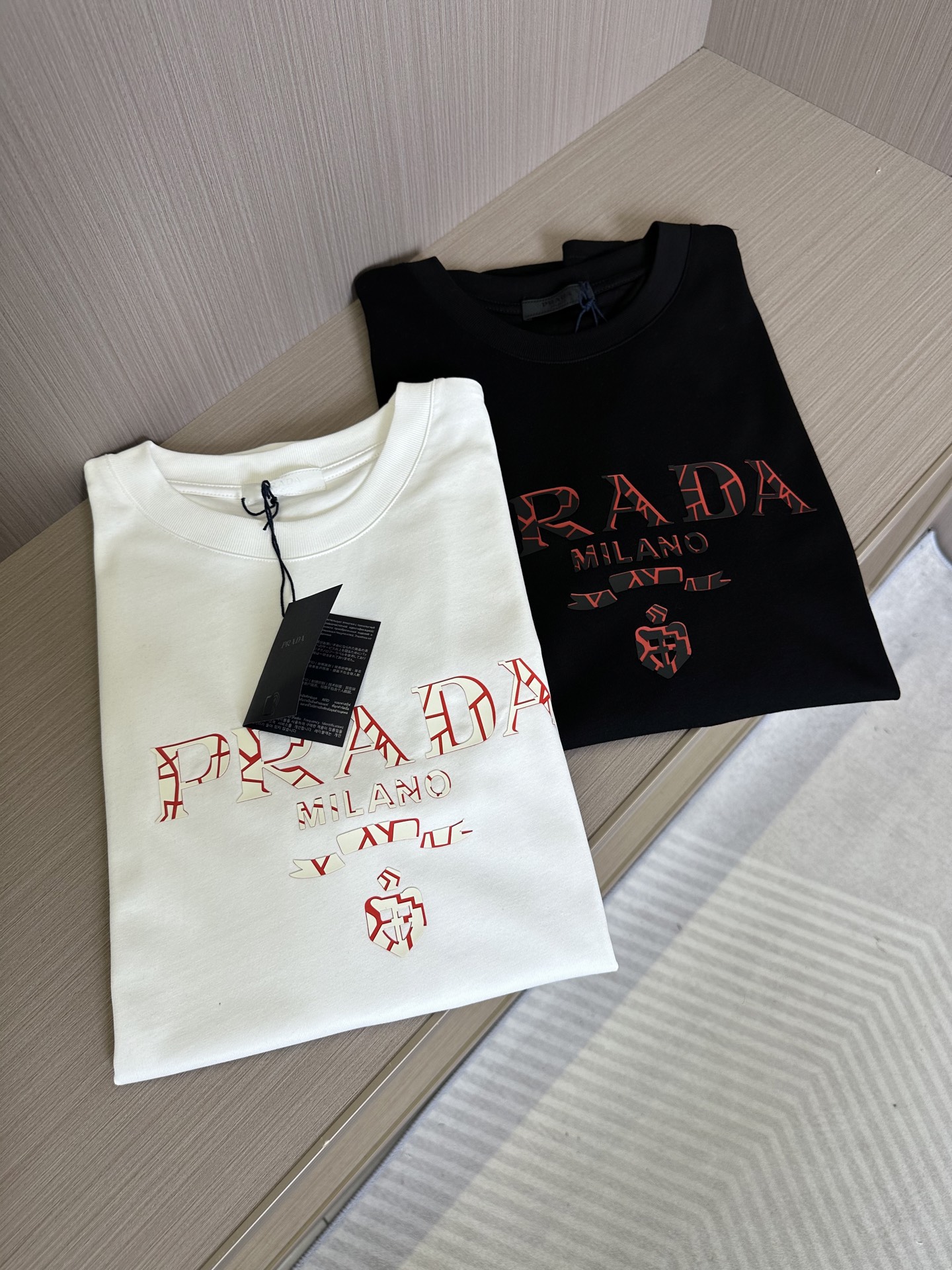 NO:441703,PD Pujia’s new spring and summer new model first-time counter has the latest short-sleeved round-neck T-shirt with high-end customization and avant-garde and fashionable design!  Brand logo heavy craft design, high-end customized 280g fabric, soft feel, comfortable to wear, exquisite counter-level car line, fine workmanship, invincible and handsome upper body effect!  A must-have item for handsome men!  Color black and white. S-2XL, prada, T-shirt,tees, t-shirt,alexander wang19860909PD普家2025春夏新款首发专柜最新款短袖圆领T恤 高端订制 设计前卫时尚！品牌logo重工艺设计 高端定制280克面料.手感柔软.穿着舒适.专柜级别精致车线.做工精细.上身效果无敌帅气！型男必备单品！ 颜色黑色,白色. 码数S-2XL,,prada,T-shirt,tees，t-shirt,alexander wang,Men's clothing