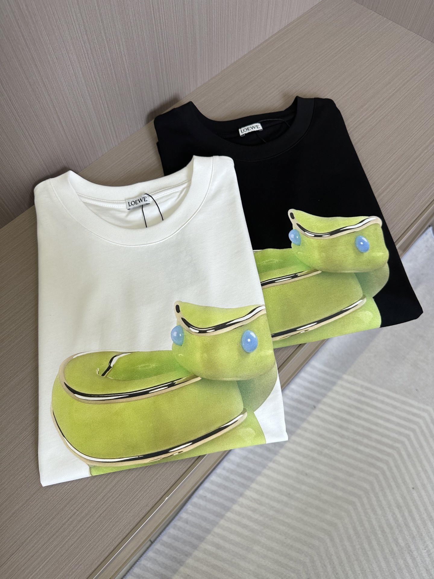 NO:441727,LOE Luo Yiwei's latest products in early summer 2025, special counters are available at the same time, casual and fashionable round neck short-sleeved T-shirt, imported original fabric, top-grade craftsmanship pattern, unique design, comfortable and breathable upper body, extremely high grade, handsome upper body, 2 colors recommended, S-2XL.,,loewe,loewe,T-shirt,tees,t-shirt,alexander wang19860909LOE罗意威2025初夏最新品,专柜同步有售,休闲时尚圆领短袖T恤,进口原版面料,顶级工艺图案,独特设计,上身舒适透气,档次极高,上身帅气十足,2色推荐, 码数S-2XL.,,loewe,loewe,T-shirt,tees，t-shirt,alexander wang,Men's clothing