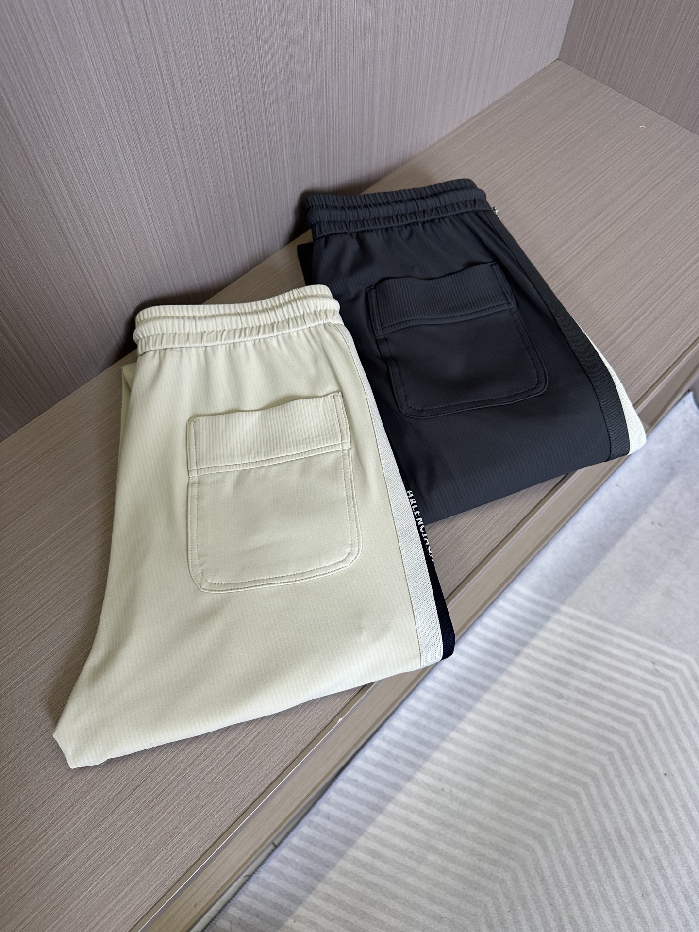 NO:155779,BAL Balenciajiajia 2025 early autumn new casual pants! It is released simultaneously on the official website. The brand's classic webbing logo casual pants, customized fabric, excellent comfort, strong hand touch. Very high recognition, perfect quality craftsmanship. Color gray, apricot Size: m-3xl,,balenciaga,alexander wang19860909BAL巴黎世家家2025早秋新款休闲裤!官网同步发售.品牌经典织带logo休闲裤,定制面料,舒适度极好,手触感强烈.辨识度极高,完美品相工艺. 颜色灰色,杏色 尺码:m-3xl,,balenciaga,alexander wang,Men's clothing