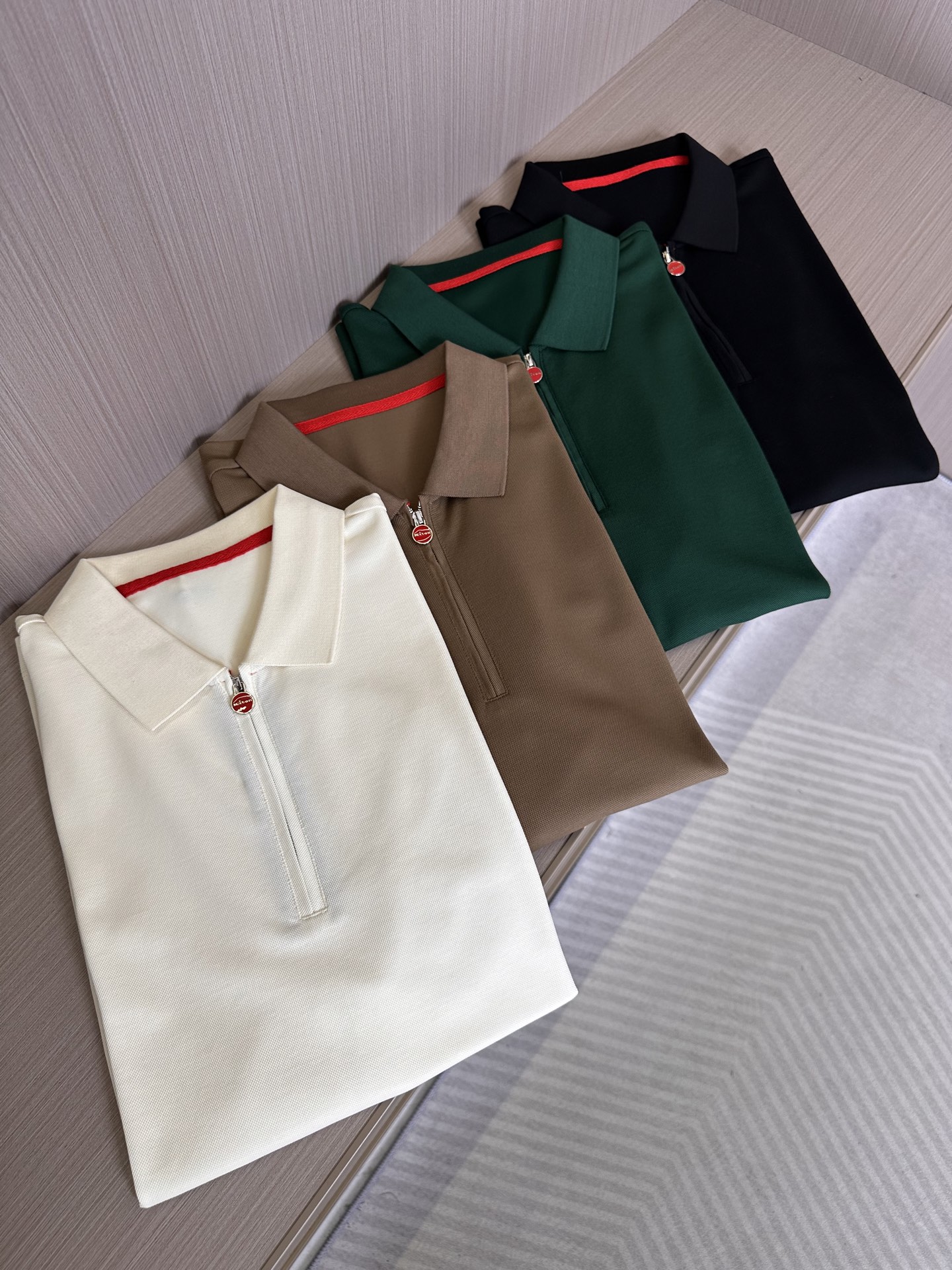 PZB  Kiton SS春夏新款起脚色织Polo 原版定制 进口纱线色染 经典百搭 \n颜色：黑色，绿色，棕色，浅杏色\n码数：-