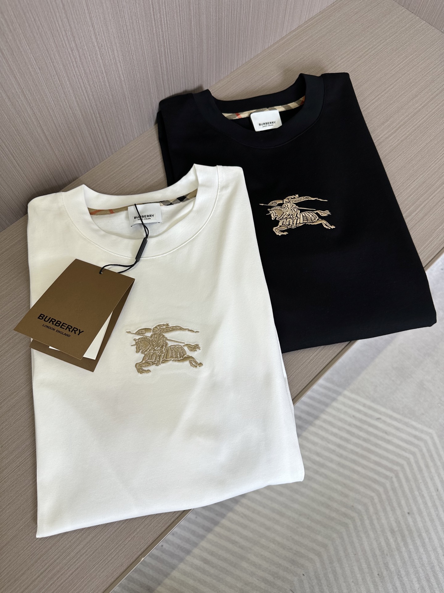 NO:162013,BBR home 25SS spring and summer new round neck short sleeves, customized pure cotton material, comfortable and breathable, chest embroidered war horse pattern design, spliced ​​with classic plaid on both sides, fashionable and versatile, casual items, color black and white S-2XL, T-shirt, alexander wang19860909BBR家25SS春夏新款圆领短袖,定制纯棉材质,舒适透气,胸前刺绣战马图案设计 两侧拼接经典格纹,时尚百搭,休闲单品 颜色黑色,白色 码数S-2XL,,T-shirt,alexander wang,Men's clothing