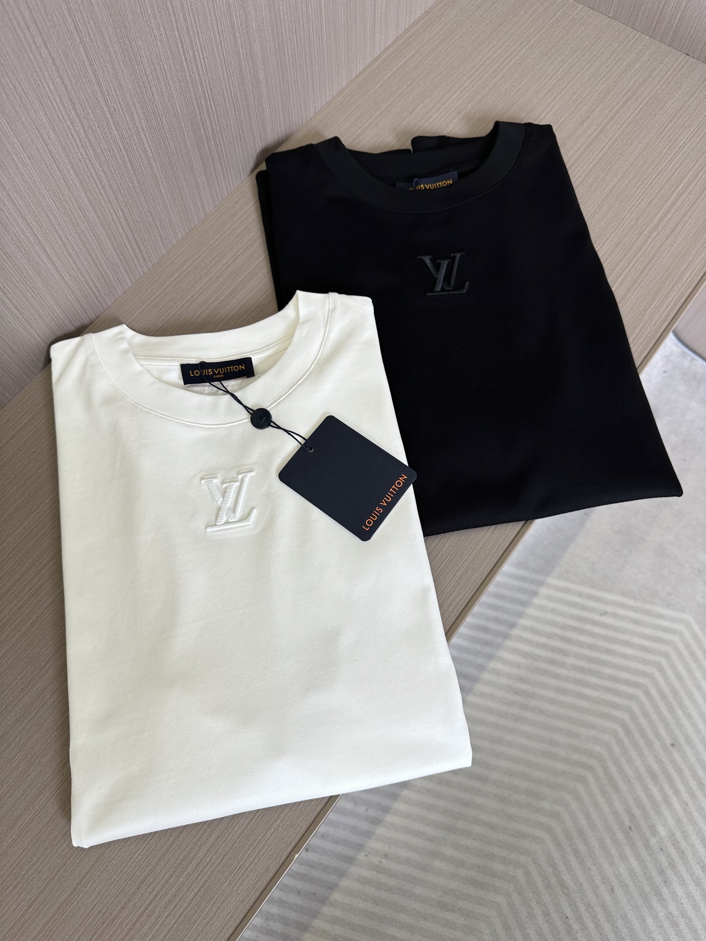 NO:162028,LV Donkey 25SS spring and summer new round neck short sleeves, customized pure cotton material, comfortable and breathable, 3D three-dimensional embroidered letter pattern design on chest Fashion and versatile, casual items Color black and white S-2XL,,louis vuitton,louis vuitton,louis vuitton,t-shirt,alexander wang19860909LV驴家25SS春夏新款圆领短袖,定制纯棉材质,舒适透气,胸前3D立体刺绣字母图案设计 时尚百搭,休闲单品 颜色黑色,白色 码数S-2XL,,louis vuitton,louis vuitton,louis vuitton,T-shirt,alexander wang,Men's clothing