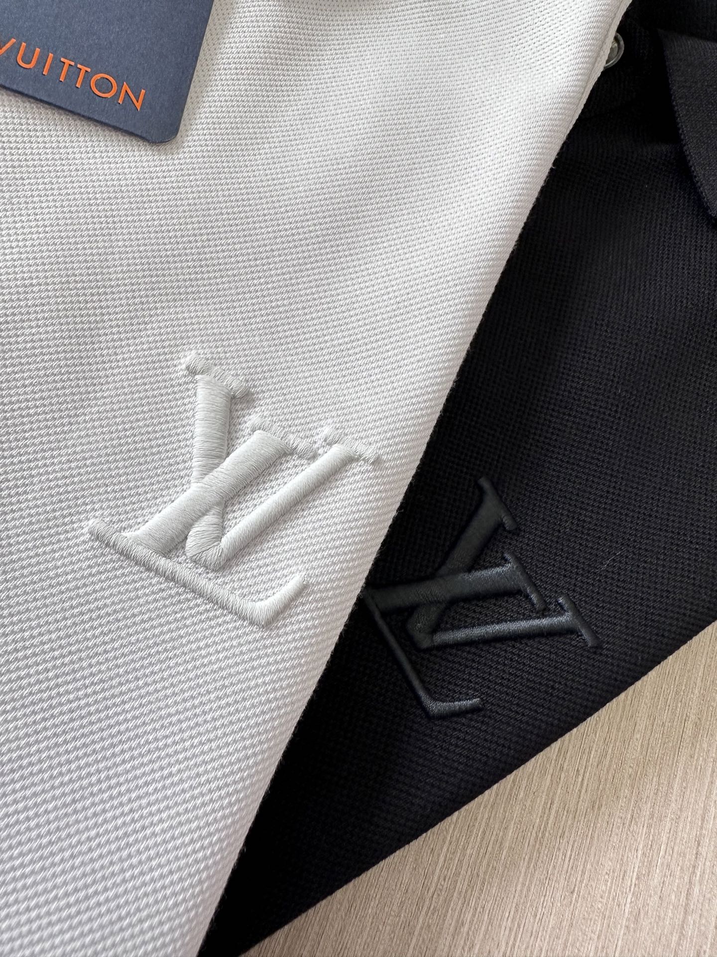 LV驴家26SS春夏新款丝光珠地翻领Polo 胸前刺绣贴布3D立体刺绣品牌字母标识 上身舒适轻柔 标准版