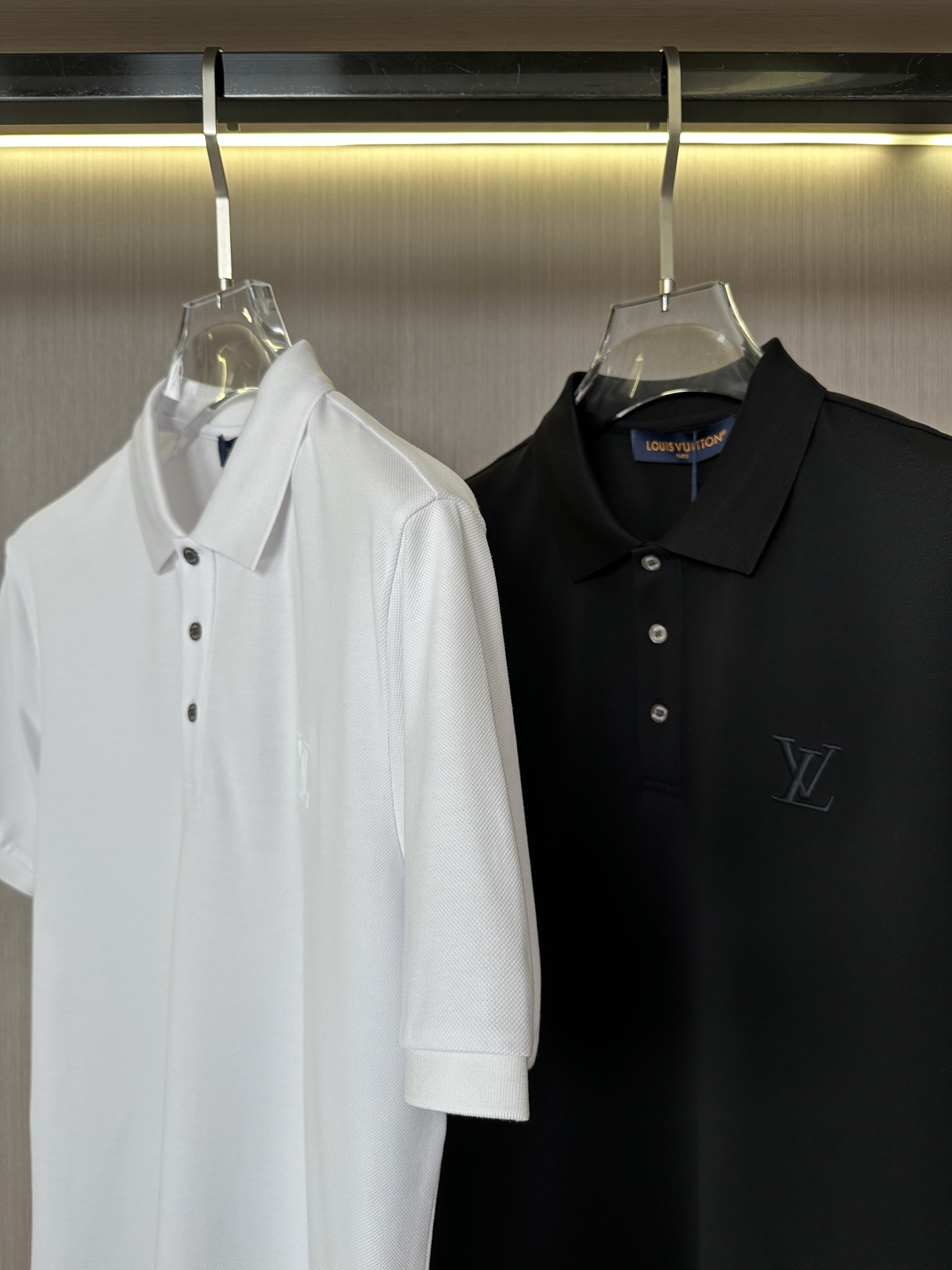LV驴家26SS春夏新款丝光珠地翻领Polo 胸前刺绣贴布3D立体刺绣品牌字母标识 上身舒适轻柔 标准版