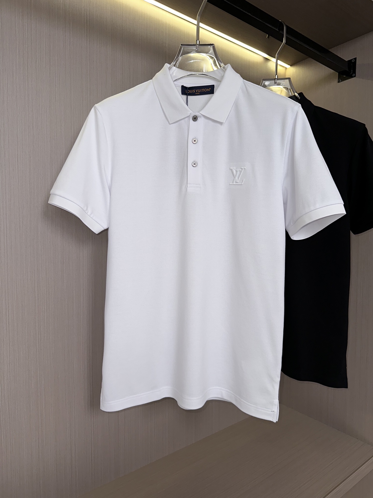 LV驴家26SS春夏新款丝光珠地翻领Polo 胸前刺绣贴布3D立体刺绣品牌字母标识 上身舒适轻柔 标准版