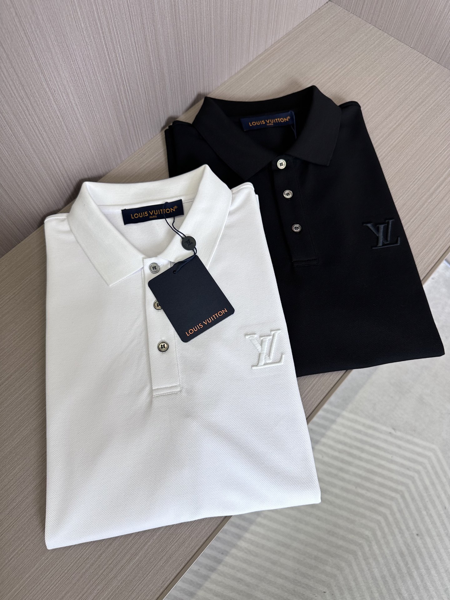 NO:447731,LV Donkey 25SS Spring and Summer New Mercerized Beaded Lapel Polo Chest Embroidery Applique 3D Three-dimensional Embroidery Brand Letter Logo Comfortable and Soft Upper Body Standard Style Black and White Code Number M L XL XXL XXXL,,louis vuitton,louis vuitton,louis vuitton,alexander wang19860909LV驴家25SS春夏新款丝光珠地翻领Polo 胸前刺绣贴布3D立体刺绣品牌字母标识 上身舒适轻柔 标准版型 颜色黑,白 码数M L XL XXL XXXL,,louis vuitton,louis vuitton,louis vuitton,alexander wang,Men's clothing