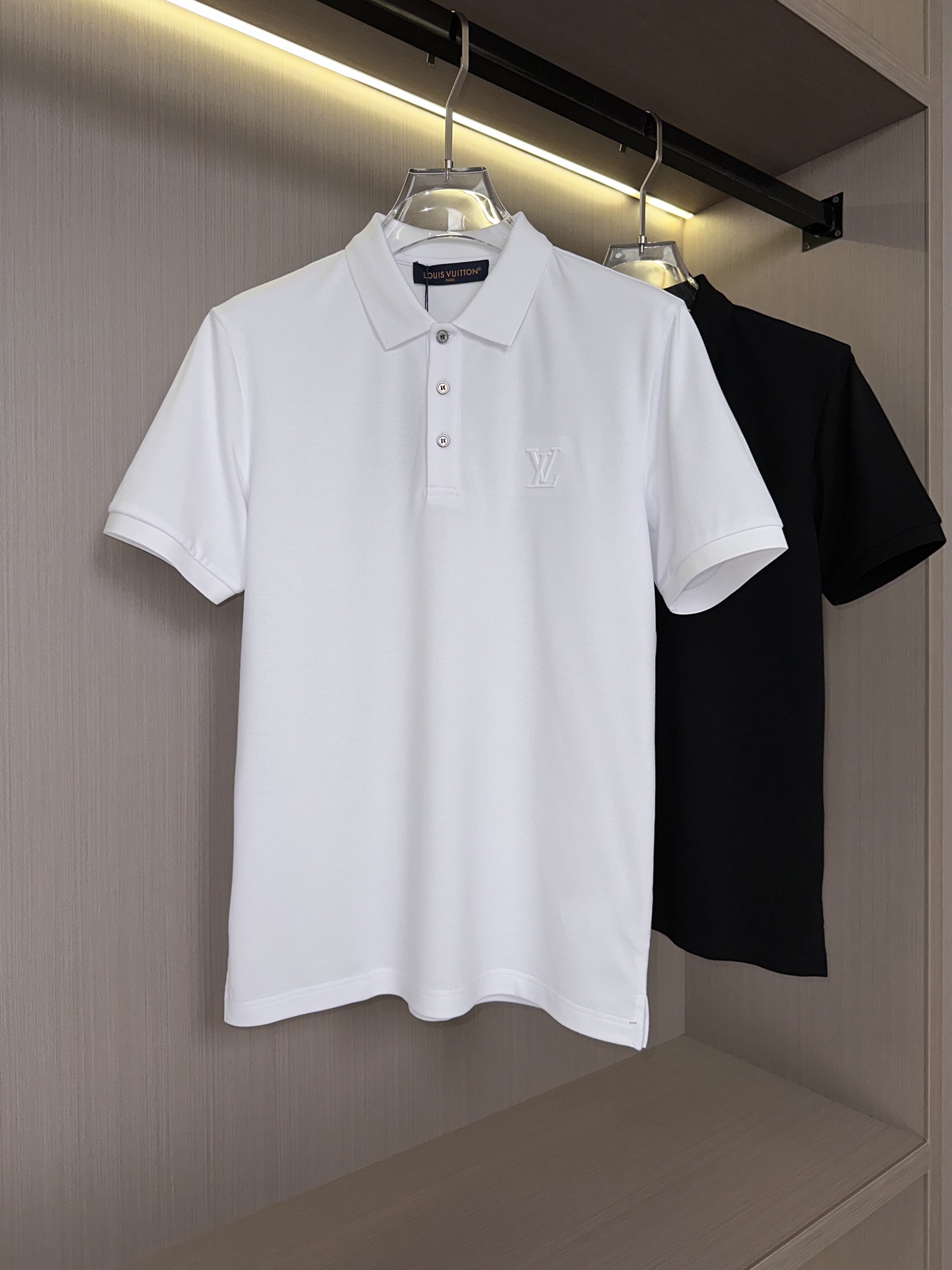 LV驴家26SS春夏新款丝光珠地翻领Polo 胸前刺绣贴布3D立体刺绣品牌字母标识 上身舒适轻柔 标准版