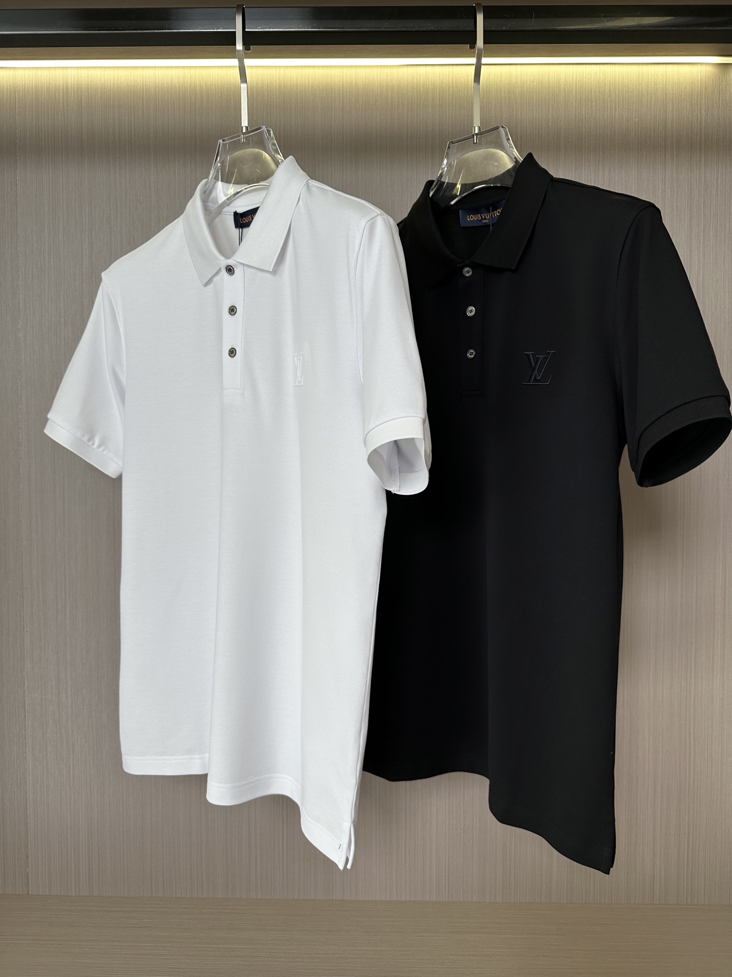 LV驴家26SS春夏新款丝光珠地翻领Polo 胸前刺绣贴布3D立体刺绣品牌字母标识 上身舒适轻柔 标准版