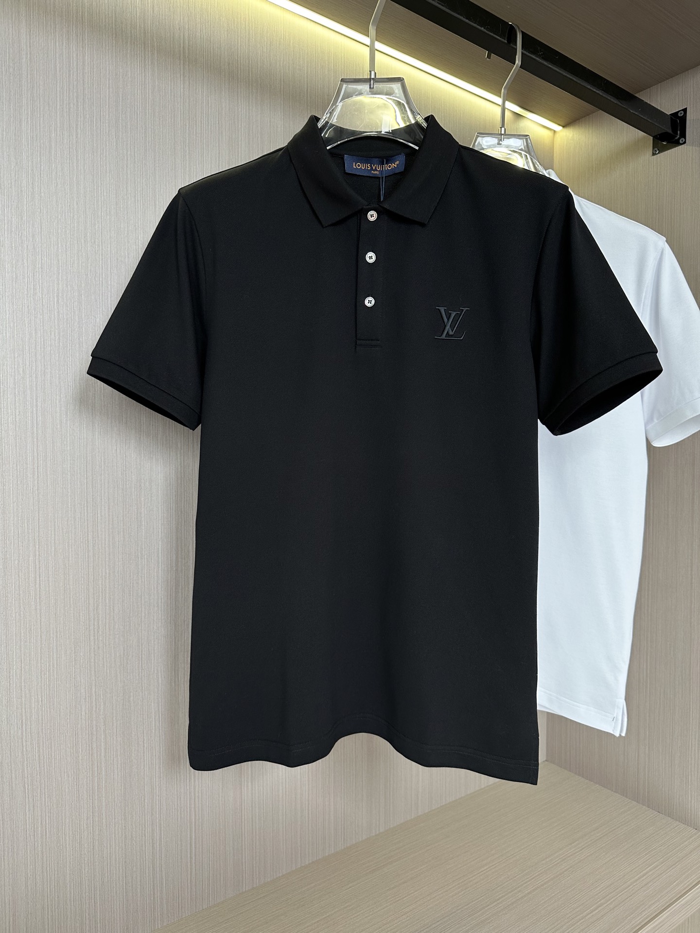 LV驴家26SS春夏新款丝光珠地翻领Polo 胸前刺绣贴布3D立体刺绣品牌字母标识 上身舒适轻柔 标准版