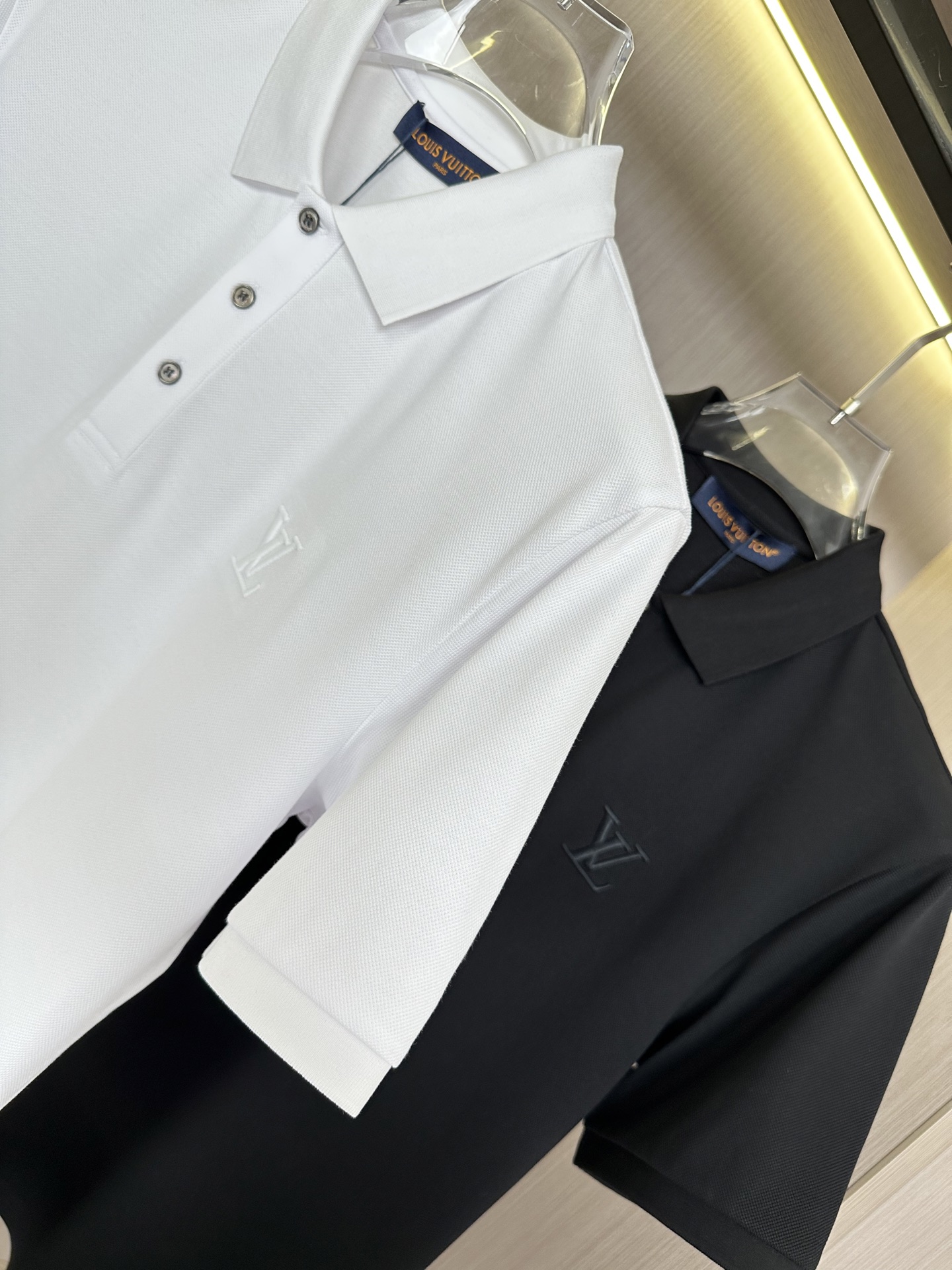 LV驴家26SS春夏新款丝光珠地翻领Polo 胸前刺绣贴布3D立体刺绣品牌字母标识 上身舒适轻柔 标准版