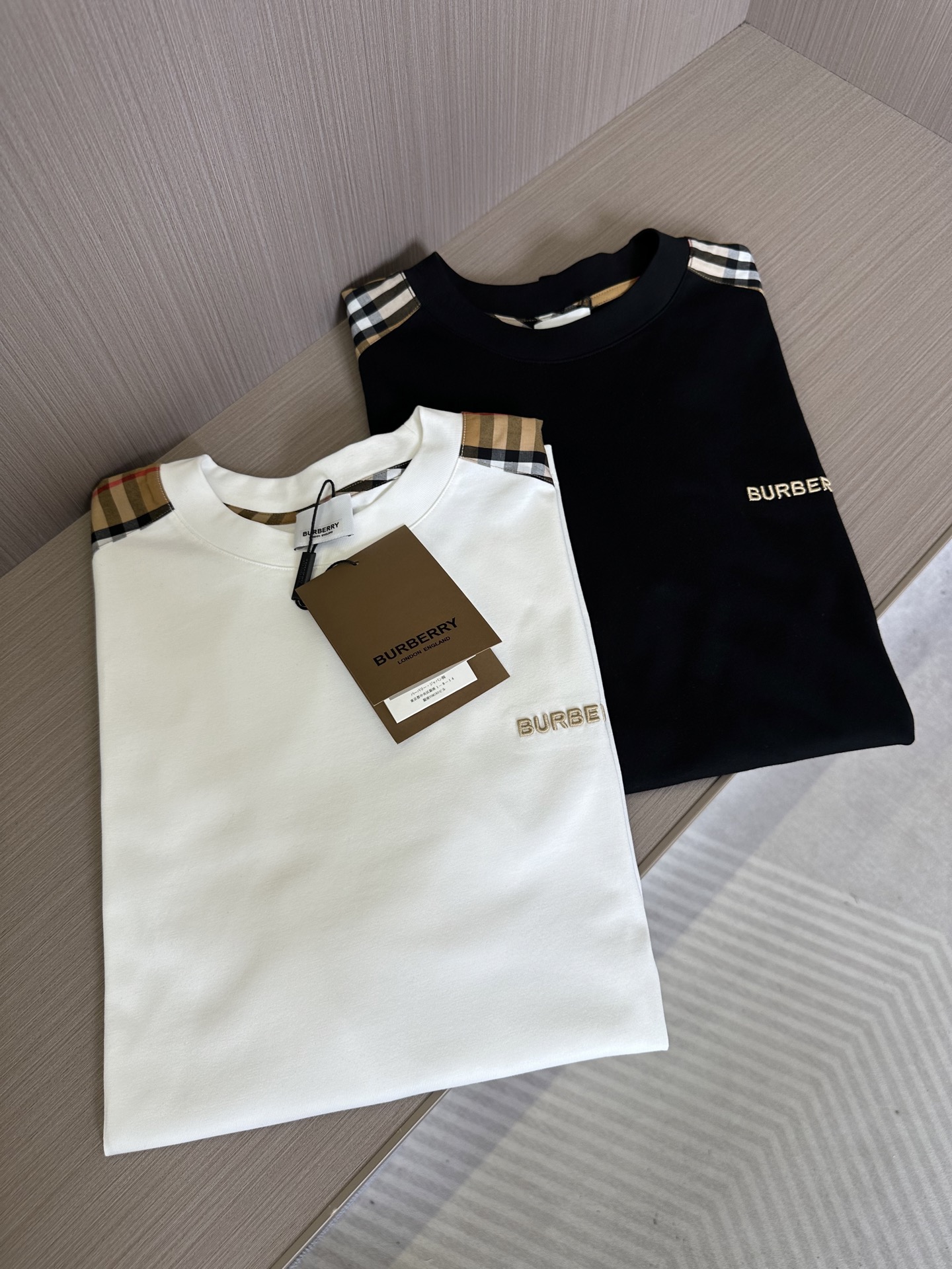 NO:447782,BBR Home 25SS Spring and Summer New Round Neck Short Sleeve, Customized Pure Cotton Material, Comfortable and Breathable, Gold Brand Letter Embroidery Design on the chest, Classic Plaided Sides on both sides of the shoulder, Fashionable and versatile, Casual Products Color Black and White S-2XL, T-shirt, alexander wang19860909BBR家25SS春夏新款圆领短袖,定制纯棉材质,舒适透气,胸前金色品牌字母刺绣设计 肩膀两侧拼接经典格纹,时尚百搭,休闲单品 颜色黑色,白色 码数S-2XL,,T-shirt,alexander wang,Men's clothing