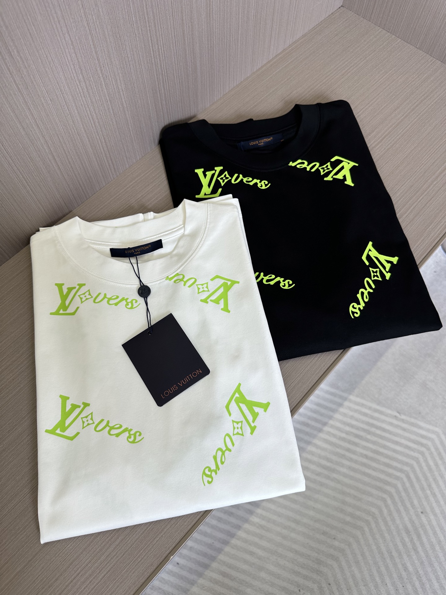 NO:447806,LV Donkey 25SS spring and summer new round neck short sleeves, customized pure cotton material, comfortable and breathable, full-body fluorescent green letter logo design Fashionable and versatile, casual items Color black and white S-2XL,,louis vuitton,louis vuitton,louis vuitton,t-shirt,alexander wang19860909LV驴家25SS春夏新款圆领短袖,定制纯棉材质,舒适透气,全身荧光绿字母Logo设计 时尚百搭,休闲单品 颜色黑色,白色 码数S-2XL,,louis vuitton,louis vuitton,louis vuitton,T-shirt,alexander wang,Men's clothing