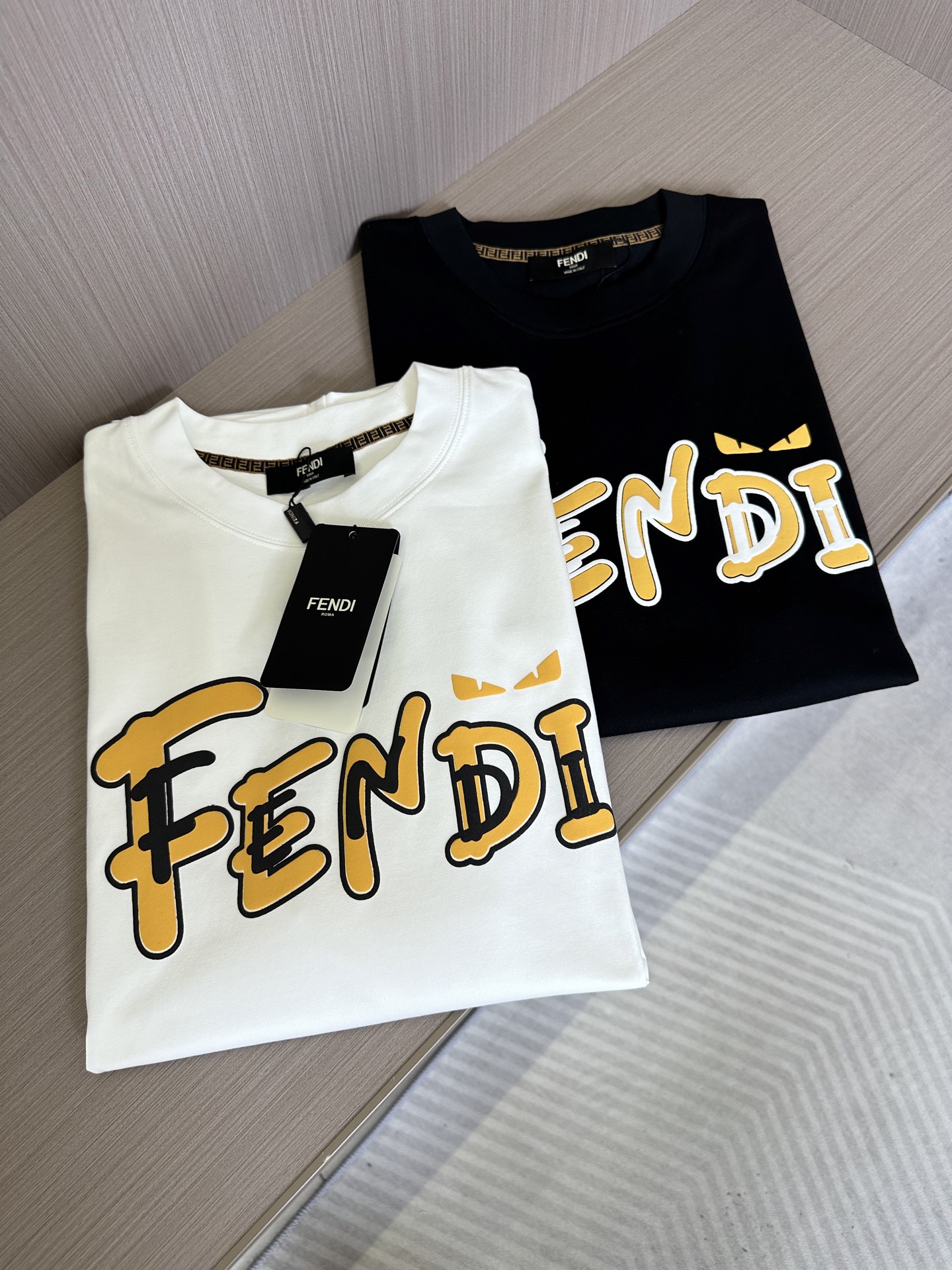 NO:447825,FD Fendi 25SS spring and summer new round neck short sleeves, customized pure cotton material, comfortable and breathable, colorful printed letter design on the chest, fashionable and versatile, casual items, color black and white S-2XL, fendi, T-shirt, alexander wang19860909FD芬迪25SS春夏新款圆领短袖,定制纯棉材质,舒适透气,胸前彩色印花字母设计 时尚百搭,休闲单品 颜色黑色,白色 码数S-2XL,,fendi,T-shirt,alexander wang,Men's clothing