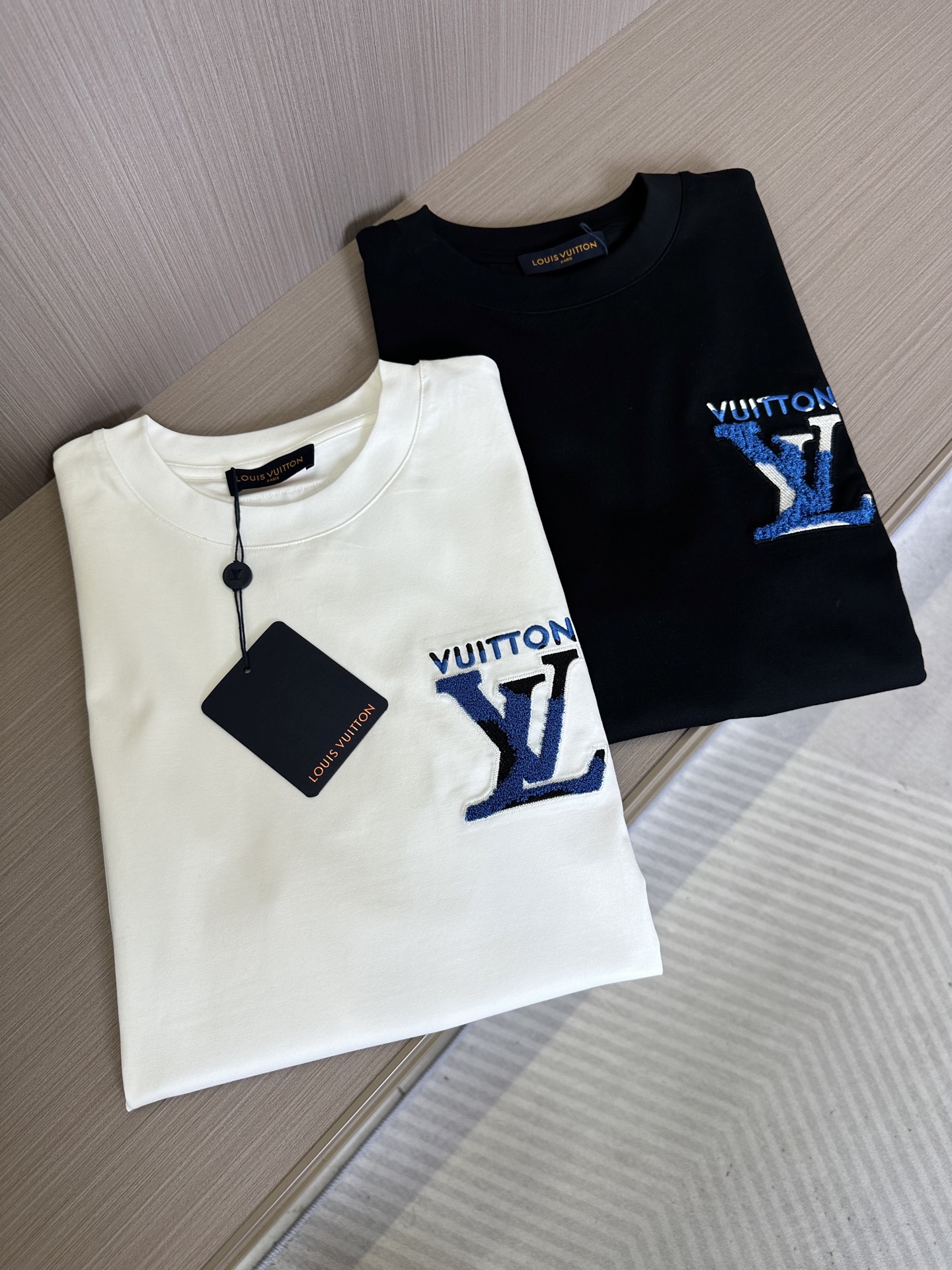 NO:447774,LV donkey brand 25SS spring and summer new round neck short sleeves, customized pure cotton material, comfortable and breathable, colorful printed letter design on chest, fashionable and versatile, casual items, color black and white S-2XL,,louis vuitton,louis vuitton,T-shirt,alexander wang19860909LV驴牌25SS春夏新款圆领短袖,定制纯棉材质,舒适透气,胸前彩色印花字母设计 时尚百搭,休闲单品 颜色黑色,白色 码数S-2XL,,louis vuitton,louis vuitton,T-shirt,alexander wang,Men's clothing