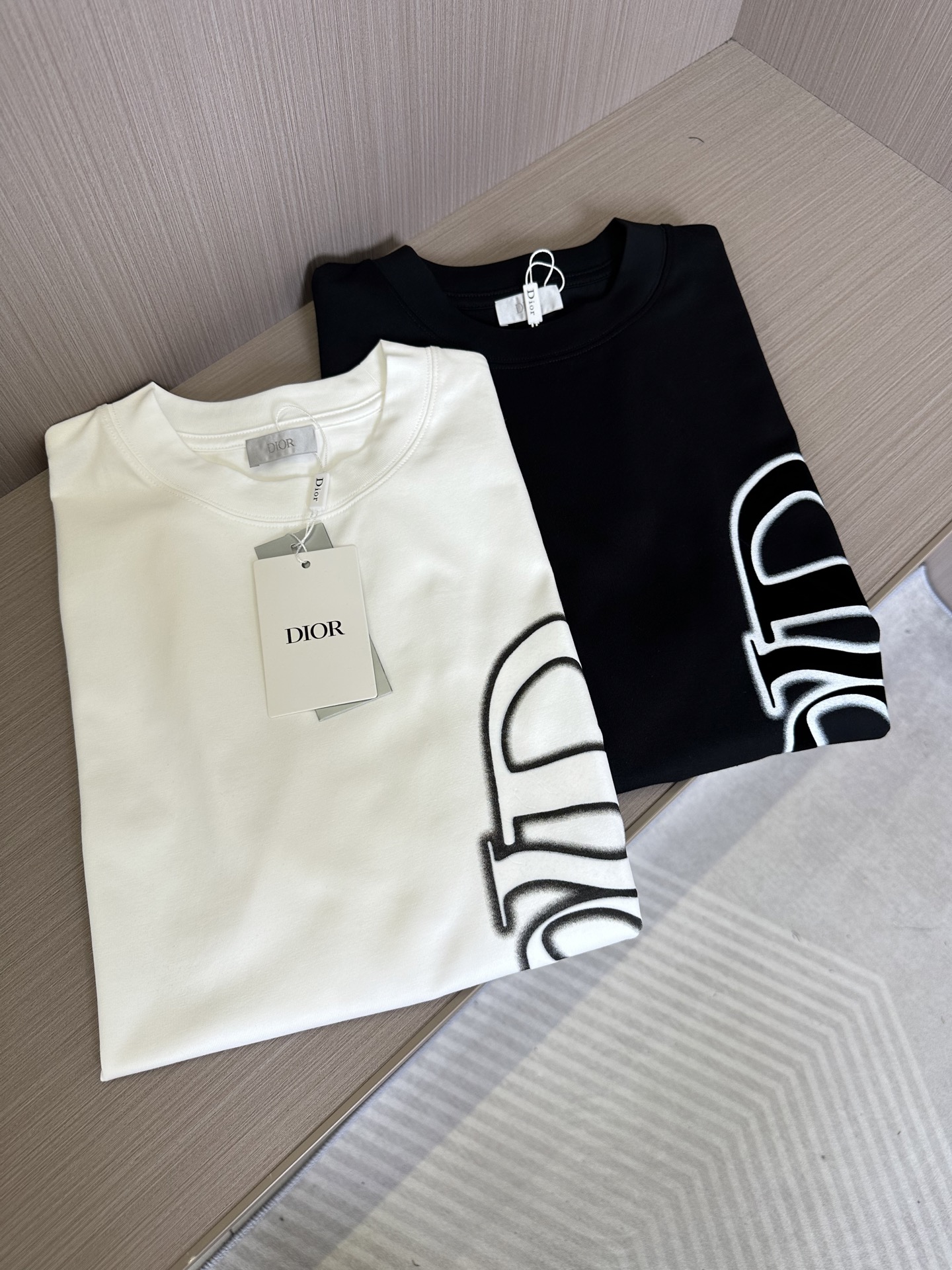 NO:447801,CD Dijia 25SS spring and summer new round neck short sleeves, customized pure cotton material, comfortable and breathable, side vertical printed letter design Fashionable and versatile, casual items Color black and white S-2XL, dior, T-shirt, alexander wang19860909CD迪家25SS春夏新款圆领短袖,定制纯棉材质,舒适透气,侧边竖版印花字母设计 时尚百搭,休闲单品 颜色黑色,白色 码数S-2XL,,dior,T-shirt,alexander wang,Men's clothing