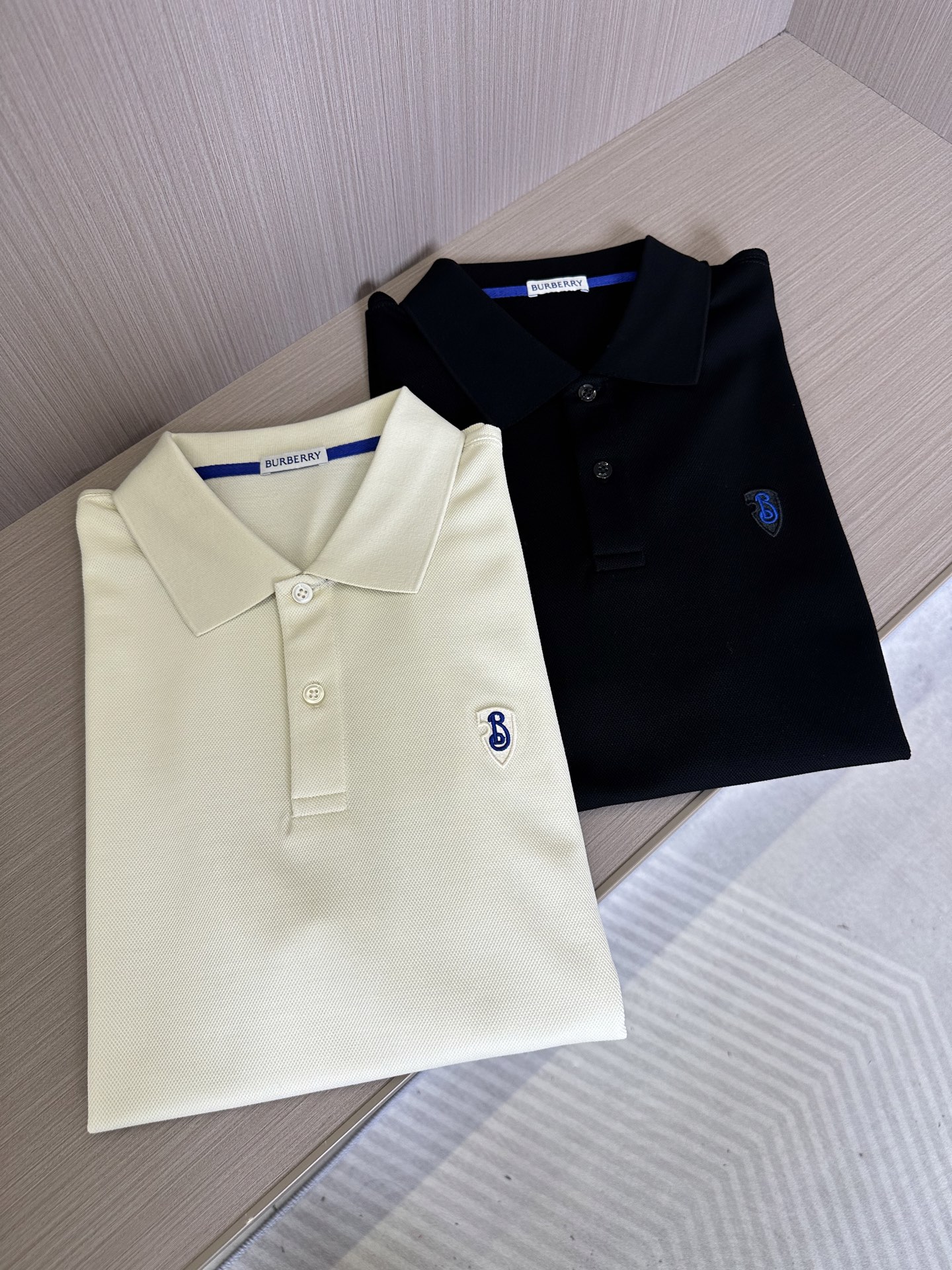 NO:130691,BURBERRY 25 spring and summer new product, high-end lapel T, brand's iconic Klein blue color scheme, integrated sleeve and arm molding and footwork, its fabric weaving period is up to February, high-quality luxury products. The latest new elements of three-dimensional embroidery on the chest, and the B letters echo the sleeve and arm color scheme. The material is soft, delicate and comfortable, and has strong breathability!  Color black off-white Size M-3XL (size 48-56), Burberry, alexander wang19860909BURBERRY 25春夏新品 高端起脚翻领T,品牌标志性克莱因蓝配色,袖臂一体成型起脚工艺,其面料定织工期高达2月,高定奢品.胸口立体绣最新新元素,B字母呼应袖臂色系.材质柔软细腻舒适,透气性强！ 颜色黑色 米白色 尺码M-3XL（48-56码）,,burberry,alexander wang,Men's clothing