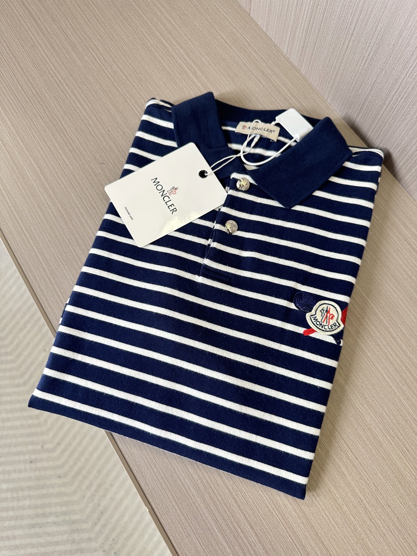 NO:130701,Mengkele Moncler 25 summer new style, imported Stoll woven POlO collar striped short-sleeved sweater, the overall simple, with few details and exquisite, very clean fit comfort first, and old money is low-key and restrained, and has jacquard embellishment based on integrated knitting. The knitting adopts the exquisite 16-needle process, and is made of Stoll woven from Germany, and the 16-needle four-hole needle flowering process. This stitching method itself represents time-consuming and has strict requirements on both the machine and the manufacturer. It is more than 3 times slower than the conventional jersey stitching method. The woven texture has three-dimensional texture, and is resistant to deformation and pilling. The high-end feeling is naturally the standard attribute. Size M, L, XL, XXL, christian louboutin, Moncler, Moncler, T-shirt, alexander wang19860909盟可睐Moncler蒙口25夏季新款 男款进口Stoll机织POlO领条纹短袖针织衫 整体极简,细节少而精,很Clean fit的舒适至上,也很old money的低调内敛,在一体针织的基础上做了提花点缀. 针织采用精贵的16针工艺,经德国进口的Stoll机织造,16针四孔针打花工艺,这个针法本身就代表了耗时,对机器和厂家都有苛刻要求,比常规平纹针法在机器上的耗时慢3倍不止,织纹立体有质感,且耐造不易变形起球,高级感自然是标配属性. 尺码M,L,XL,XXL,,christian louboutin,Moncler,Moncler,T-shirt,alexander wang,Men's clothing