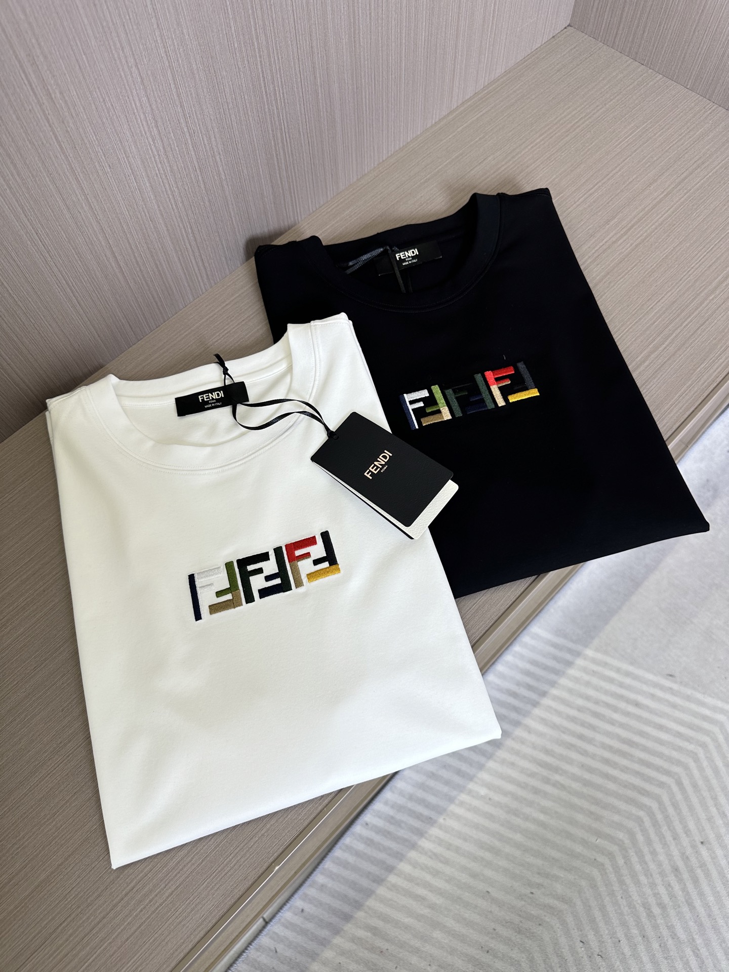 NO:130698,The 25SS popular Fendi embroidered short T fabric is made of high-woven imported liquid ammonia cotton. This piece of fabric has a silky soft and shiny feeling, and the feel is smooth and delicate!  Double veil woven structure, good skin feel, and it will not be easily deformed after wearing for a long time. The chest is paired with Fendi logo fine needle embroidery to embellish the clean fit atmosphere, which not only demonstrates the brand's noble temperament, but also does not be too complicated, and is in line with the concept of simple summer outfit. This T-shirt shows the Fendi brand's consistent high quality and fashion sense, and is the best choice for spring and summer. Color black and white Size 48-56, christian louboutin, fendi, fendi, tees, t-shirt, alexander wang1986090925SS 爆款Fendi刺绣短T  面料采用高织进口液氨棉材质, 这块面料具有丝绸般的柔软 光泽感,手感爽滑细腻！ 双面纱织结构, 骨感好 久穿久洗不易变形.  胸前搭配Fendi logo精针刺绣为点缀  clean fit氛围十足,既彰显了品牌的高贵气质,又不会过于繁杂,符合夏日简约穿搭的理念 这款T恤展现出了芬迪品牌一贯的高品质和时尚感,是春夏季节的不二之选. 颜色黑白 尺码48-56,,christian louboutin,fendi,fendi,tees，t-shirt,alexander wang,Men's clothing