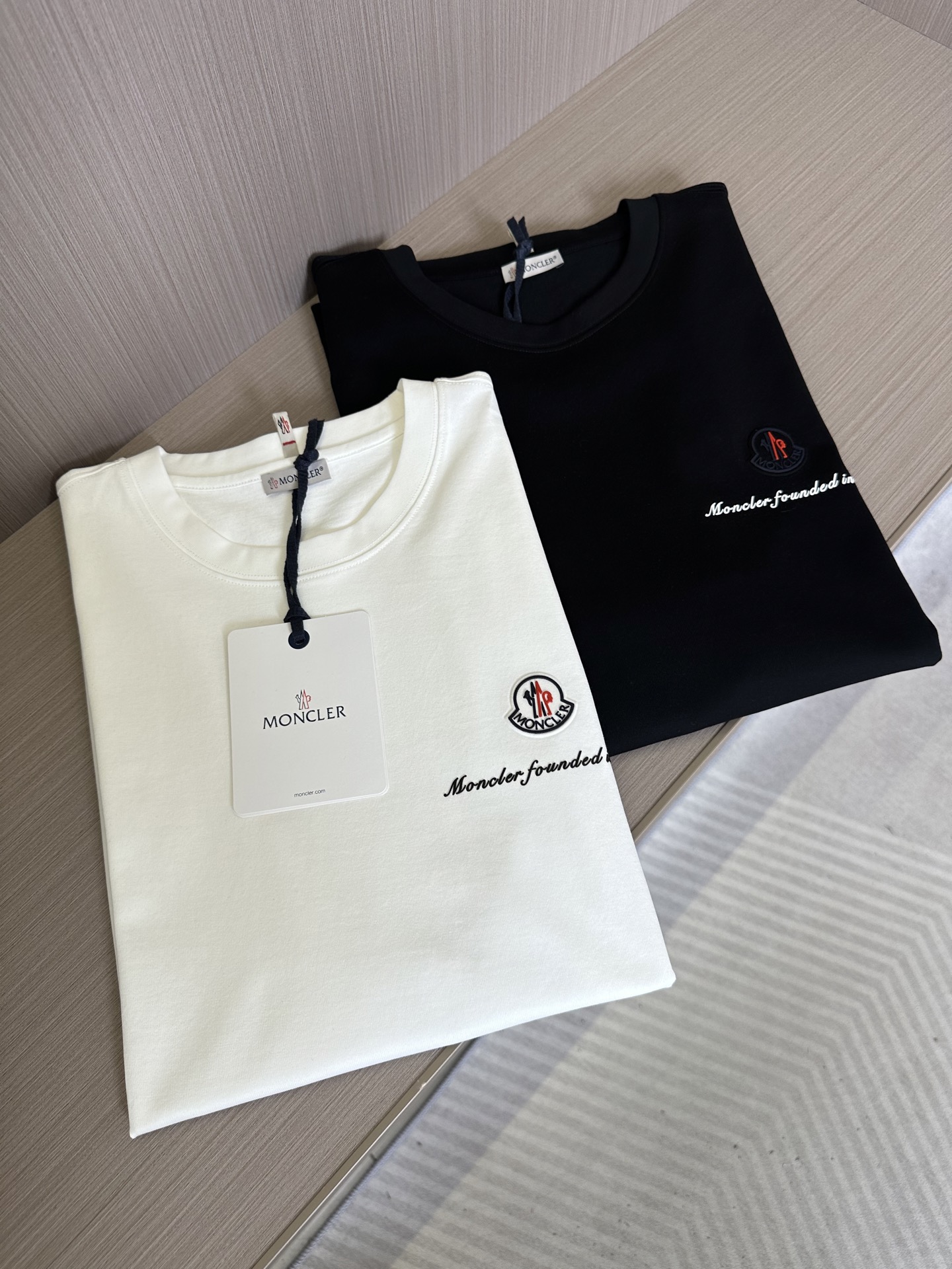 NO:130689,. MONCLER 25SS tripod goods are coming. The fabric is made of 100% high-quality Xinjiang long velvet cotton. It is soft and skin-friendly and smooth, sweat-absorbing and breathable. The threaded neckline is washed for a long time and does not deform. The classic style is not picky about the figure and perfectly modify the body. The slightly wide cut design, the neckline slightly fits the neck, and the upper body effect is excellent. The 3D three-dimensional MONCLER logo pressed letter logo pays tribute to the classic, simple but not loses the design sense. The back collar is uniquely decorated. Whether it is daily outfit or as a matching item, it can highlight your unique taste and casual style!  Color black and white code number M-3XL, christian louboutin, alexander wang19860909. MONCLER 25SS鼎货来袭 面料方面采用百分百优质新疆长绒棉,经磨毛处理柔软亲肤丝滑,吸汗透气,螺纹领口久洗不变形 ,经典的版型 不挑身材完美修饰身形 微阔的裁剪设计,领口微微贴合颈部,上身效果超赞,3D立体MONCLER标志压胶字母logo 致敬经典,简约而不失设计感,后领独特织唛点缀,无论是日常穿搭还是作为搭配单品,都能彰显出您独特的品味和休闲的风尚！ 颜色黑白 码数M-3XL,,christian louboutin,alexander wang,Men's clothing