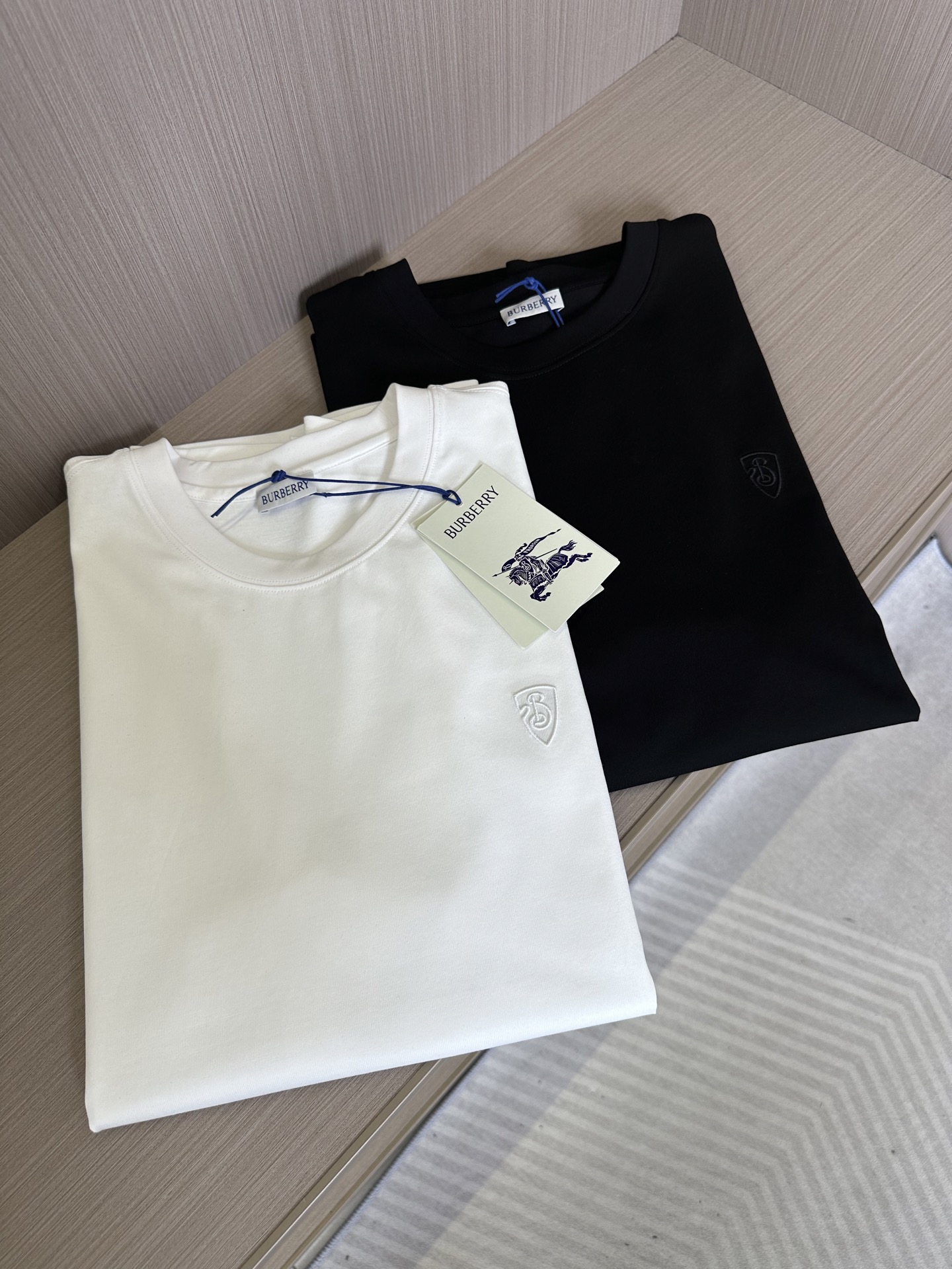 NO:130680,. 25SS new BURBERRY embroidered short T fabric is made of imported Xano Cotton fabric. This fabric is conceptually breathable, oxygen-absorbing, sweating, and health and environmental protection. It incorporates zinc oxide particles into organic cotton fibers to give antibacterial, odor-proof and anti-paper-resistant functions. The T-shirt is slightly wide-shaped chest with Burberry's latest Knight's shield embroidery, and the back is decorated with classic checkered horse mark woven label embroidery. The overall British atmosphere is full, which not only demonstrates the noble temperament of the brand, but also does not be too complicated, which is in line with the concept of simple summer outfit. This T-shirt shows the BURBERRY brand's consistent high quality and fashion sense, and is the best choice for spring and summer. Color black and white Size M-3XL, burberry,tees, t-shirt, alexander wang19860909. 25SS 新款BURBERRY刺绣短T  面料采用进口新氧棉面料,这块面料以透气增氧,吸湿排汗,健康环保为理念,在有机棉纤维中纳入米氧化锌颗粒,赋予抗菌.防臭.抗纸外线的功能,  T恤呈微阔型胸前搭配Burberry最新骑士盾牌刺绣为点缀,后背则是经典的格纹马标织唛贴绣做装饰. 整体英伦氛围十足,既彰显了品牌的高贵气质,又不会过于繁杂,符合夏日简约穿搭的理念 这款T恤展现出了BURBERRY品牌一贯的高品质和时尚感,是春夏季节的不二之选. 颜色黑白 尺码M-3XL,,burberry,tees，t-shirt,alexander wang,Men's clothing