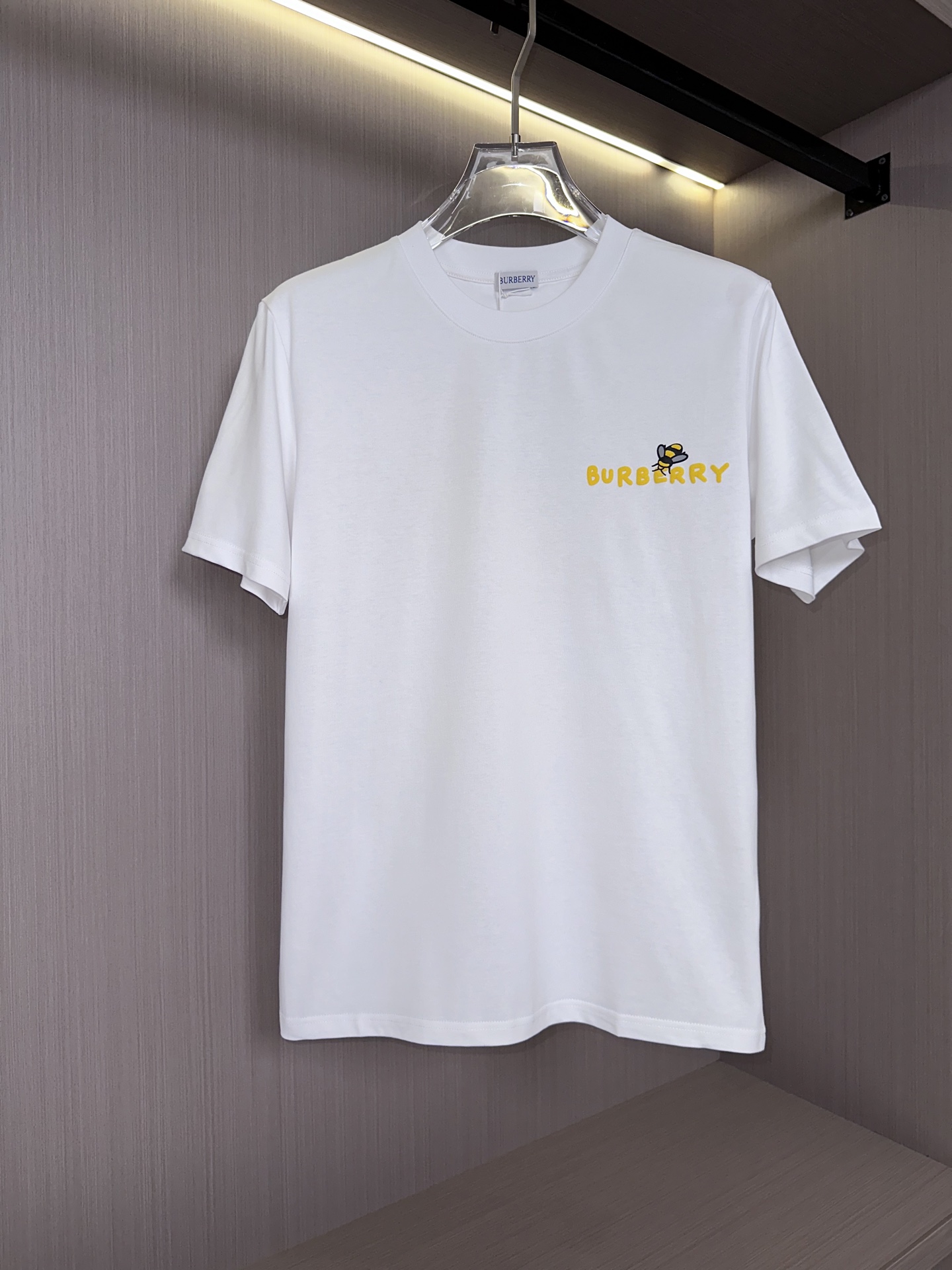 NO:131745,BU25SS spring and summer new jersey cotton round neck short Tee, men and women same bee pattern foam printed casual short-sleeved T-shirt!  Trading companies have sparse channels and are released on the official website at the same time!  Wearing this bee-patterned T-shirt, it seems like turning into an elf in nature, dancing with everything, enjoying freedom and comfort!  This T-shirt is made of custom jersey cotton, which is soft to the touch, breathable and skin-friendly when worn, ensuring comfort and high-end feel!  The design on the chest is particularly unique, with a row of yellow letters vividly appearing on the clothes. These letters are not only bright in color, but also in sharp contrast with the overall tone of the clothes!  The huge bee pattern decoration on the back all adopt advanced three-dimensional foaming technology, making the pattern emerge from the plane, presenting a lifelike three-dimensional feeling!  The basic round neck style is not only suitable for all body shapes, but can easily control different styles of dressing, but also ensures the cleverness and harmony of the clothes through the right tailoring and sewing process!  Whether worn alone or as an inner wear, it can show the wearer's fashion taste and unique temperament!  Black/white, two colors into it!  Size S-XXL S S shoulder width 45cm-bust 102cm-length 68cm M S shoulder width 46cm-bust 106cm-length 70cm L S shoulder width 47cm-bust 110cm-length 72cm XL S shoulder width 48cm-bust 114cm-length 74cm XXL S shoulder width 50cm-bust 118cm-length 76cm Size recommended (standard version) Height 174-140 catties, try on M size appropriately!  A boy can choose S code within 130 catties, a M code for 130-143 catties, a L code for 143-156 catties, a XL code for 156-170 catties, and a XXL code for 170-185 catties!  All girls can choose S code!  ,T-shirt,tees,t-shirt,alexander wang19860909BU25SS春夏新款平纹针织棉布圆领短Tee,男女同款蜜蜂图案发泡印花休闲短袖T恤衫！贸易公司渠道稀出,同步官网发售！穿上这件蜜蜂图案T恤,仿佛化身成为自然界中的一位精灵,与万物共舞,享受着自由与惬意！ 这款T恤选用客供定制平纹针织棉布,触感柔软,穿着时既透气又亲肤,确保了穿着的舒适性与高级感！胸前的设计尤为别致,一排黄色的字母标识跃然衣上,这些字母不仅颜色鲜亮,与衣身的整体色调形成了鲜明的对比！后幅硕大的蜜蜂图案装饰,均采用了先进的立体发泡工艺,使得图案从平面上跃然而出,呈现出一种栩栩如生的立体感！基础圆领版型,不仅适合各种身材,能够轻松驾驭不同的穿搭风格,更通过恰到好处的剪裁与缝制工艺,确保了衣物的挺括与合体！无论是单穿还是作为内搭,都能展现出穿着者的时尚品味与独特气质！黑色/白色,两色入！尺码S-XXL S码肩宽45cm-胸围102cm-衣长68cm M码肩宽46cm-胸围106cm-衣长70cm L码肩宽47cm-胸围110cm-衣长72cm XL码肩宽48cm-胸围114cm-衣长74cm XXL码肩宽50cm-胸围118cm-衣长76cm 尺码推荐（标准版型） 身高174-140斤,试穿M码合适！ 男生体重130斤以内选择S码,130-143斤选择M码,143-156斤选择L码,156-170斤选择XL码,170-185斤选择XXL码！ 女生全部选择S码即可！,,T-shirt,tees，t-shirt,alexander wang,Men's clothing