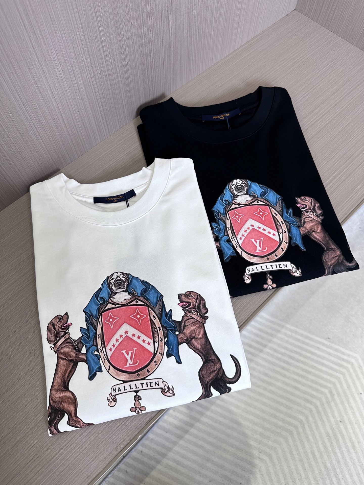 NO:131747,1V25SS spring and summer new jersey cotton basic round neck short Tee, men and women's same fashionable double dog pattern printed decoration casual pullover short-sleeved T-shirt!  Trading companies have sparse channels and are released on the official website at the same time!  V Home's new T-shirt has become a shining pearl in the fashion industry with its excellent fabrics, unique designs and exquisite craftsmanship!  This T-shirt is made of custom-made jersey cotton, which not only feels soft and comfortable, but also performs excellently in breathability and hygroscopicity, ensuring that the wearer can enjoy refreshing and freedom even in the hot summer!  The front puppy pattern decoration has become the highlight of the whole dress. It is printed with top-level digital printing technology, making the pattern firm, bright and layered!  The image of the puppy is lifelike, as if it is appearing on the clothes, showing vitality and personality with the wearer!  The mirror flip label patch on the back collar is the finishing touch of the entire T-shirt!  The casual and loose round neck style can well modify the body. Whether it is matched with jeans or casual pants, you can easily control various occasions and show your unique fashion charm!  Black/white, two colors into it!  Size S-XXL S S shoulder width 45cm-bust 102cm-length 68cm M S shoulder width 46cm-bust 106cm-length 70cm L S shoulder width 47cm-bust 110cm-length 72cm XL S shoulder width 48cm-bust 114cm-length 74cm XXL S shoulder width 50cm-bust 118cm-length 76cm Size recommended (standard version) Height 174-140 catties, try on M size appropriately!  A boy can choose S code within 130 catties, a M code for 130-143 catties, a L code for 143-156 catties, a XL code for 156-170 catties, and a XXL code for 170-185 catties!  All girls can choose S code!  , jeans,T-shirt,tees,t-shirt,alexander wang198609091V25SS春夏新款平纹针织棉布基础圆领短Tee,男女同款时尚双狗图案印花装饰休闲套头短袖T恤衫！贸易公司渠道稀出,同步官网发售！V家新款T恤以其卓越的面料、独特的设计以及精湛的工艺,成为了时尚界的一颗璀璨明珠！ 这款T恤衫采用客供定制平纹针织棉布,不仅触感柔软舒适,更在透气性与吸湿性上表现出色,确保了穿着者即使在炎炎夏日也能享受到清爽与自在！正面的小狗图案装饰成为了整件衣服的亮点所在,它采用了顶级的数码印花技术印制而成,使得图案色泽牢固、色彩艳丽且富有层次感！小狗的形象栩栩如生,仿佛正跃然于衣上,与穿着者共同展现着活力与个性！而后领处的镜像翻转标签贴饰,则是整件T恤的点睛之笔！休闲宽松的圆领版型,能够很好地修饰身形,无论是搭配牛仔裤还是休闲裤,都能轻松驾驭各种场合,展现出独特的时尚魅力！黑色/白色,两色入！尺码S-XXL S码肩宽45cm-胸围102cm-衣长68cm M码肩宽46cm-胸围106cm-衣长70cm L码肩宽47cm-胸围110cm-衣长72cm XL码肩宽48cm-胸围114cm-衣长74cm XXL码肩宽50cm-胸围118cm-衣长76cm 尺码推荐（标准版型） 身高174-140斤,试穿M码合适！ 男生体重130斤以内选择S码,130-143斤选择M码,143-156斤选择L码,156-170斤选择XL码,170-185斤选择XXL码！ 女生全部选择S码即可！,,jeans,T-shirt,tees，t-shirt,alexander wang,Men's clothing