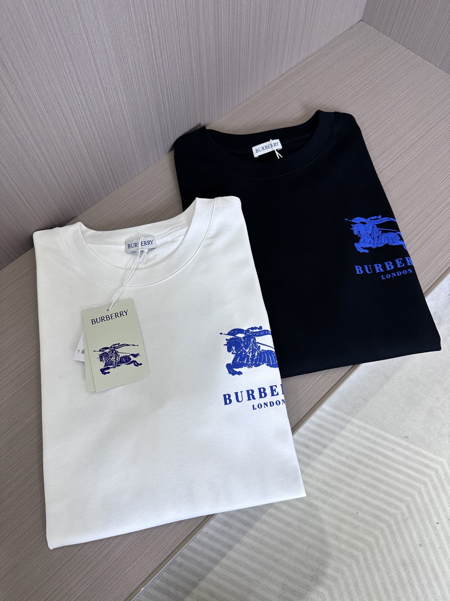 NO:131752,BU25SS spring and summer new jersey cotton round neck short Tee, men and women same blue war horse pattern foam printed casual short-sleeved T-shirt!  Trading companies have sparse channels and are on sale on the leading official website!  A classic item worth buying, every detail reveals the brand's unremitting pursuit of quality and ingenuity!  The fabric is customized with high-quality jersey cotton. This cotton not only feels soft and comfortable to touch, but also has good breathability and sweat absorption. Even when worn in hot summer, it can keep the skin dry and comfortable!  The front and back designs are cleverly decorated with the brand's iconic war horse pattern. This element not only highlights the wearer's unique taste and personality, but also pays tribute to the brand's profound history and cultural heritage!  The pattern of war horses is not simply printed, but adopts high-end three-dimensional foaming printing technology. Through the superposition and special treatment of multiple layers of ink, the pattern presents a three-dimensional and full visual effect, as if the war horses are leaping on the clothes, galloping endlessly!  Under the sunshine, the pattern will be slightly shining, adding a sense of dynamic and vitality!  The basic straight-tube design concept is not only in line with the general aesthetics of casual clothing, but also can well modify the body shape. Whether worn alone or as an inner wear, it can be easily controlled!  Black/white, two colors into it!  Size S-XXL S S shoulder width 45cm-bust 102cm-length 68cm M S shoulder width 46cm-bust 106cm-length 70cm L S shoulder width 47cm-bust 110cm-length 72cm XL S shoulder width 48cm-bust 114cm-length 74cm XXL S shoulder width 50cm-bust 118cm-length 76cm Size recommended (standard version) Height 174-140 catties, try on M size appropriately!  A boy can choose S code within 130 catties, a M code for 130-143 catties, a L code for 143-156 catties, a XL code for 156-170 catties, and a XXL code for 170-185 catties!  All girls can choose S code!  ,T-shirt,tees,t-shirt,alexander wang19860909BU25SS春夏新款平纹针织棉布圆领短Tee,男女同款蓝色战马图案发泡印花休闲短袖T恤衫！贸易公司渠道稀出,领先官网发售！一款非常值得入手的经典单品,每一处细节都透露着品牌对于品质的不懈追求与匠心独运！ 面料采用客供定制高品质平纹针织棉布.这种棉布不仅触感柔软舒适,还具有良好的透气性和吸汗性,即便是炎炎夏日穿着,也能保持肌肤的干爽与自在！前后幅的设计上,均巧妙地饰以品牌标志性的战马图案装饰,这一元素不仅彰显了穿着者的独特品味与个性,更是对品牌深厚历史与文化底蕴的一种致敬！战马图案并非简单印制,而是采用了高端立体发泡印花工艺,通过多层油墨的叠加与特殊处理,使得图案呈现出立体饱满的视觉效果,仿佛战马正跃然于衣上,奔腾不息！在阳光的照耀下,图案还会微微泛光,更添一份动感与活力！基础直筒的设计理念,既符合大众对于休闲服饰的普遍审美,又能很好地修饰身形,无论是单穿还是作为内搭,都能轻松驾驭！黑色/白色,两色入！尺码S-XXL S码肩宽45cm-胸围102cm-衣长68cm M码肩宽46cm-胸围106cm-衣长70cm L码肩宽47cm-胸围110cm-衣长72cm XL码肩宽48cm-胸围114cm-衣长74cm XXL码肩宽50cm-胸围118cm-衣长76cm 尺码推荐（标准版型） 身高174-140斤,试穿M码合适！ 男生体重130斤以内选择S码,130-143斤选择M码,143-156斤选择L码,156-170斤选择XL码,170-185斤选择XXL码！ 女生全部选择S码即可！,,T-shirt,tees，t-shirt,alexander wang,Men's clothing