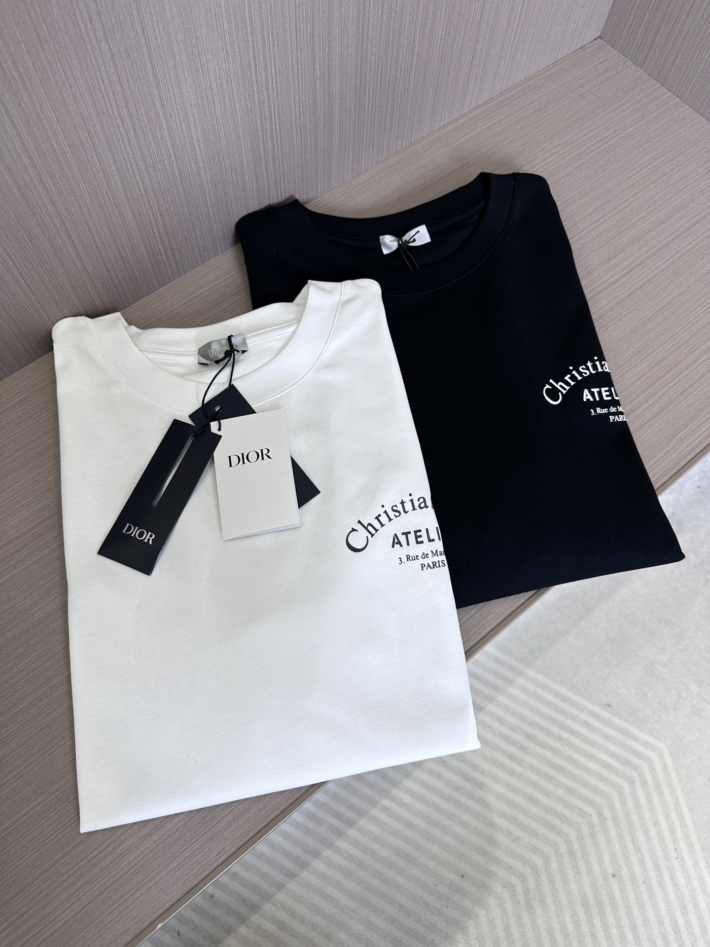 NO:131758,CD25SS spring and summer new jersey cotton round neck short Tee, men and women same letter slogan offset printing loose casual short-sleeved T-shirt!  Trading companies have sparse channels and are released on the official website at the same time!  The basic T-shirt that must be recommended at the counter every year can be easily worn when you wear it on your upper body. Walking on the street attracts countless envious eyes. It is a neutral style that is worn by both men and women!  This T-shirt is made of imported jersey cotton. The fabric is hard and has a skin-friendly touch. It is breathable and sweat-resistant and hygroscopic!  The iconic letter slogan patterns on the chest and back are made of high-end three-dimensional offset printing technology, presenting a three-dimensional, full and stylish three-dimensional detailing, and its brand recognition is unquestionable!  The loose straight-tube style design is versatile and not picky. The ribbed round collar is spliced ​​with the same color as the cylinder, making the body more advanced and stylish. It is highly recommended to buy both colors together!  Black/white, two colors into it!  Size S-XXL S S shoulder width 45cm-bust 102cm-length 68cm M S shoulder width 46cm-bust 106cm-length 70cm L S shoulder width 47cm-bust 110cm-length 72cm XL S shoulder width 48cm-bust 114cm-length 74cm XXL S shoulder width 50cm-bust 118cm-length 76cm Size recommended (standard version) Height 174-140 catties, try on M size appropriately!  A boy can choose S code within 130 catties, a M code for 130-143 catties, a L code for 143-156 catties, a XL code for 156-170 catties, and a XXL code for 170-185 catties!  All girls can choose S code!  ,T-shirt,tees,t-shirt,alexander wang19860909CD25SS春夏新款平纹针织棉布圆领短Tee,男女同款字母标语胶印宽松休闲短袖T恤衫！贸易公司渠道稀出,同步官网发售！柜台每年必推的基础T恤,随意上身搭配就都轻松出门,走在街头吸引无数羡慕的眼球,属于男女通穿的中性款式！ 这款T恤采用客供进口平纹针织棉布制成,面料质地硬挺且不失亲肤触感,透气性和排汗吸湿性都极为出色！胸前及后幅标志性字母标语图案,采用高端立体胶印技术,呈现出立体饱满有型的立体细节感,其品牌辨识度更是毋庸置疑！宽松直筒版型设计,上身百搭不挑人,同缸色染罗纹圆领拼接,更是让着身更加的高级有型,强烈推荐两色一起入手！黑色/白色,两色入！尺码S-XXL S码肩宽45cm-胸围102cm-衣长68cm M码肩宽46cm-胸围106cm-衣长70cm L码肩宽47cm-胸围110cm-衣长72cm XL码肩宽48cm-胸围114cm-衣长74cm XXL码肩宽50cm-胸围118cm-衣长76cm 尺码推荐（标准版型） 身高174-140斤,试穿M码合适！ 男生体重130斤以内选择S码,130-143斤选择M码,143-156斤选择L码,156-170斤选择XL码,170-185斤选择XXL码！ 女生全部选择S码即可！,,T-shirt,tees，t-shirt,alexander wang,Men's clothing