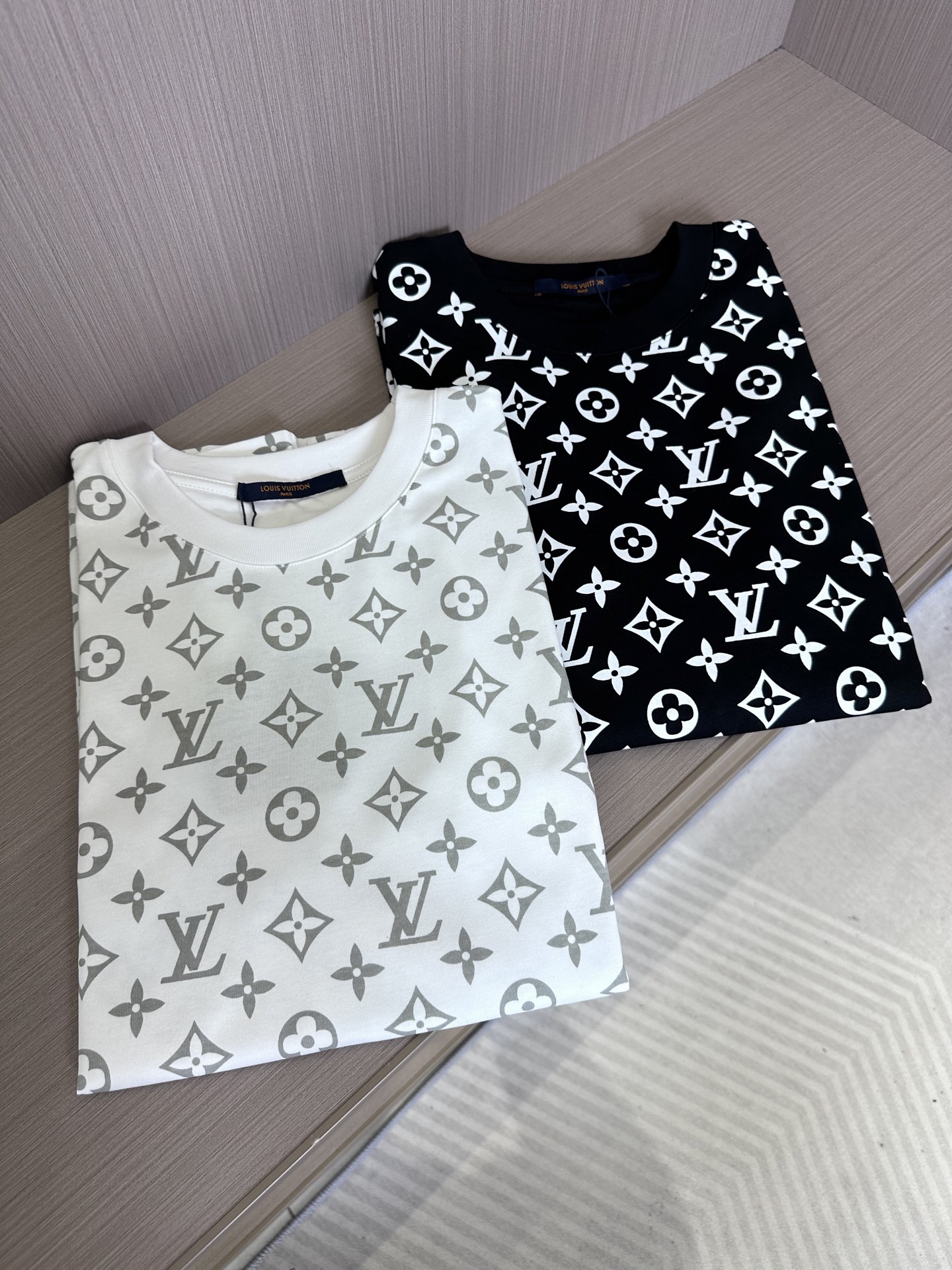 NO:131764,Ljia 2025SS early spring classic presbyterian short sleeves. Digital printed short sleeves, full of classic presbyterian, comfortable and soft fabric. Restore the trend brought by special craftsmanship, customized dyeing, complete three standards, non-market ordinary version, random comparison, absolutely guaranteed quality, same style for men and women. Color: black. White. S-2XL,,louis vuitton, T-shirt, alexander wang19860909L家2025SS早春经典老花短袖.数码印花短袖,满身经典老花,面料舒适柔软.还原特殊工艺带来的潮流,定制定染 ,三标齐全 非市场普通版本 随意对比 品质绝对保证 男女同款. 颜色:黑色.白色 码数S-2XL,,louis vuitton,T-shirt,alexander wang,Men's clothing