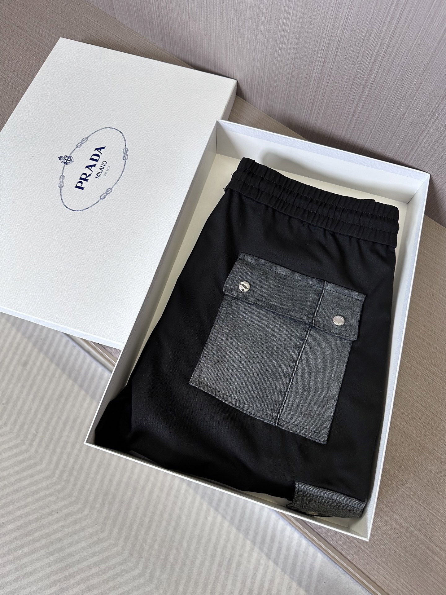 NO:155771,New models are available. Prada PRADA 2025 new products are available. Classic metal triangle splicing tooling trousers. High-quality fabric, special feel, super texture. Comfortable, soft and breathable. Trendy styles for men and women. Trousers. Color picture and color. Number of codes. M-3XL,,prada,prada,alexander wang.19860909新款上新 普拉达 PRADA 2025新品上架 经典金属三角标拼接工装款长裤 高品质面料、特别手感、超级质感 舒适柔软透气 潮流男女同款 长裤 颜色图片色 码数 M-3XL,,prada,prada,alexander wang,Men's clothing