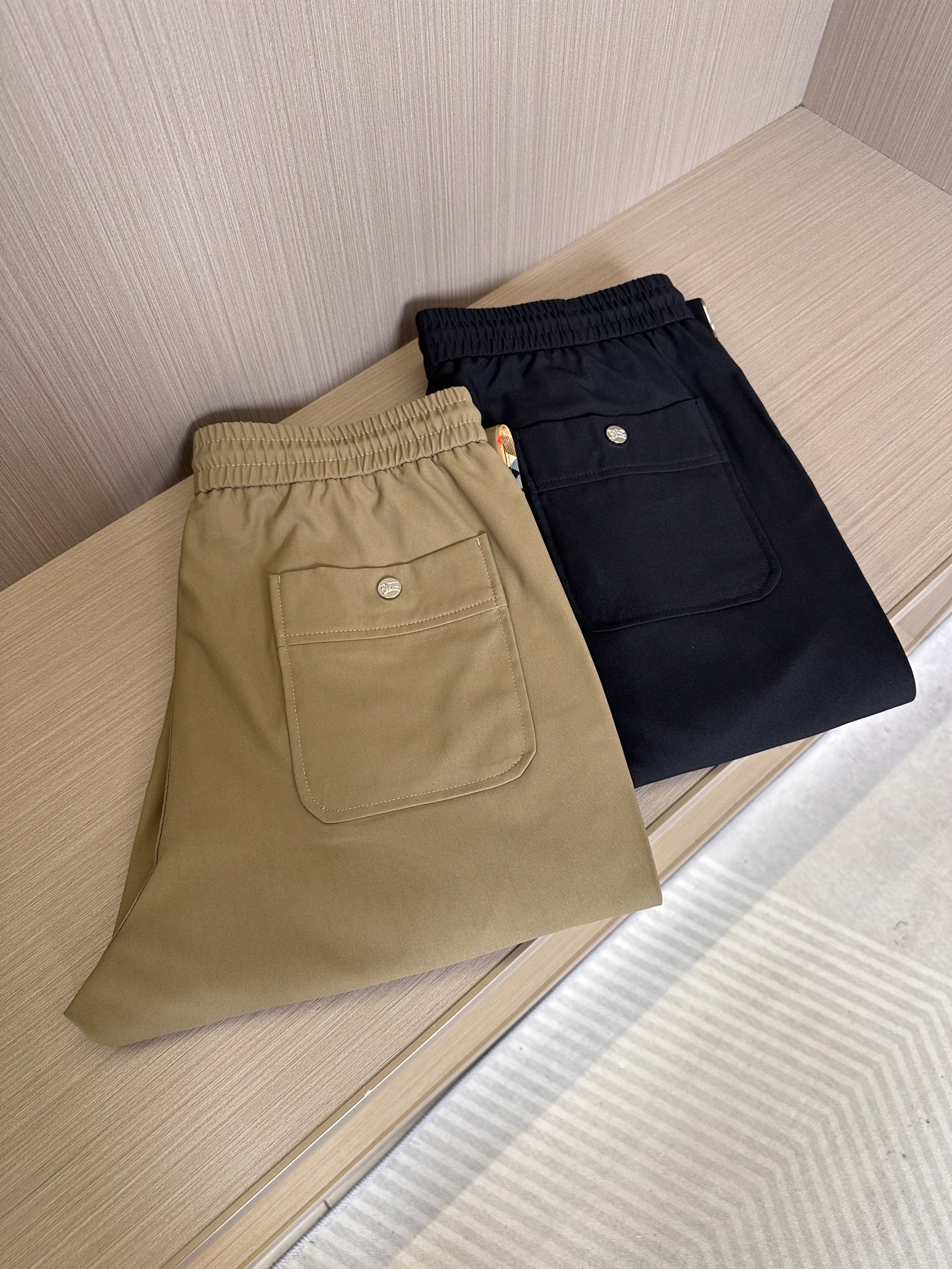 NO:155759,BBR Home 25SS Spring and Summer New Metal War Horse Pendant Drawstring Casual Pants, Men's Plaided Webbing Spoke Fashionable and Versatile Casual Pants!  Trading companies have sparse channels and are on sale on the leading official website!  Whether paired with a simple T-shirt, refreshing shirt, or a fashionable jacket, these casual pants can be easily controlled and become a versatile tool in your closet!  The fabric is made of customized worsted cotton fabrics for customers. This fabric is not only light and very comfortable to wear, but also has a crisp and stylish shape. Even after repeated washing, it can still maintain a good shape and is not easy to deform!  The most eye-catching thing is the metal war horse badge pendant on the front of the pants. This pendant is exquisitely designed and the three-dimensional war horse bell is lifelike, as if you will jump into the horse and whip in the next second and gallop on the battlefield!  The plaid webbing is cleverly spliced ​​on both sides of the trousers. This design not only enhances the overall visual impact, makes the trousers more three-dimensional and full visually, but also adds a bit of fashionable atmosphere!  The drawstring elastic waist design is convenient for putting on and taking off, and can freely adjust the tightness according to the individual waist size to ensure a comfortable experience when wearing it!  The casual straight-tube style cut is not too tight and restrained, but also can well modify the leg shape, showing a casual but stylish temperament!  Blue/khaki, two colors into it!  Size M-3XL M size waist 74/80cm-hip circumference 98cm-front 28cm-thigh circumference 60cm-trouser length 102cm-trouser legs 35cm L size waist 78/84cm-thigh circumference 102cm-front 29cm-thigh circumference 62cm-trouser length 103cm-trouser legs 36cm XL size waist 82/88cm-thigh circumference 106cm-front 30cm-thigh circumference 64cm-trouser length 104cm-trouser legs 37cm XXL size waist 86/92cm-thigh circumference 110cm-front 31cm-thigh circumference 66cm-trouser length 105cm-trouser legs 38cm  3XL size waist circumference 90/96cm - hip circumference 114cm - front gear 31cm - thigh circumference 68cm - trouser length 106cm - trouser legs 39cm recommended size (standard version) Height 174-catties, try on size L appropriately!  A boy can choose M code within 130 catties, a L code for 130-143 catties, a XL code for 143-156 catties, a XXL code for 156-170 catties, and a 3XL code for 170-186 catties!  ,,jackets & coats,shirts,tees,t-shirt,alexander wang19860909BBR家25SS春夏新款金属战马吊坠抽绳休闲裤,男士两侧格纹织带拼接时尚百搭休闲长裤！贸易公司渠道稀出,领先官网发售！无论是搭配简约的T恤、清爽的衬衫,还是时尚的外套,这款休闲裤都能轻松驾驭,成为你衣橱中的百搭神器！ 面料采用的是客供定制精纺棉布,这种面料不仅质地轻薄,穿着起来极为舒适,而且挺括有型,即便是经过多次洗涤,依然能够保持良好的形态,不易变形！最为引人注目的,莫过于裤子前襟上那枚金属战马徽章吊坠,这枚吊坠设计精巧,立体战马吊钟栩栩如生,仿佛下一秒就要跃马扬鞭,驰骋沙场！裤身两侧巧妙地拼接了格纹织带,这一设计不仅提升了整体的视觉冲击力,使得裤子在视觉上更加立体饱满,同时也增添了几分时髦气息！抽绳松紧裤腰设计,既方便穿脱,又能根据个人的腰围大小自由调节松紧度,确保穿着时的舒适体验！休闲直筒版型裁剪,既不会过于紧绷束缚,又能很好地修饰腿型,展现出随性而不失格调的气质！蓝色/卡其色,两色入！尺码M-3XL M码腰围74/80cm-臀围98cm-前档28cm-大腿围60cm-裤长102cm-裤脚35cm L码腰围78/84cm-臀围102cm-前档29cm-大腿围62cm-裤长103cm-裤脚36cm XL码腰围82/88cm-臀围106cm-前档30cm-大腿围64cm-裤长104cm-裤脚37cm XXL码腰围86/92cm-臀围110cm-前档31cm-大腿围66cm-裤长105cm-裤脚38cm 3XL码腰围90/96cm-臀围114cm-前档31cm-大腿围68cm-裤长106cm-裤脚39cm 尺码推荐（标准版型） 身高174-斤,试穿L码合适！ 男生体重130斤以内选择M码,130-143斤选择L码,143-156斤选择XL码,156-170斤选择XXL码,170-186斤选择3XL码！,,jackets & coats,shirts,tees，t-shirt,alexander wang,Men's clothing