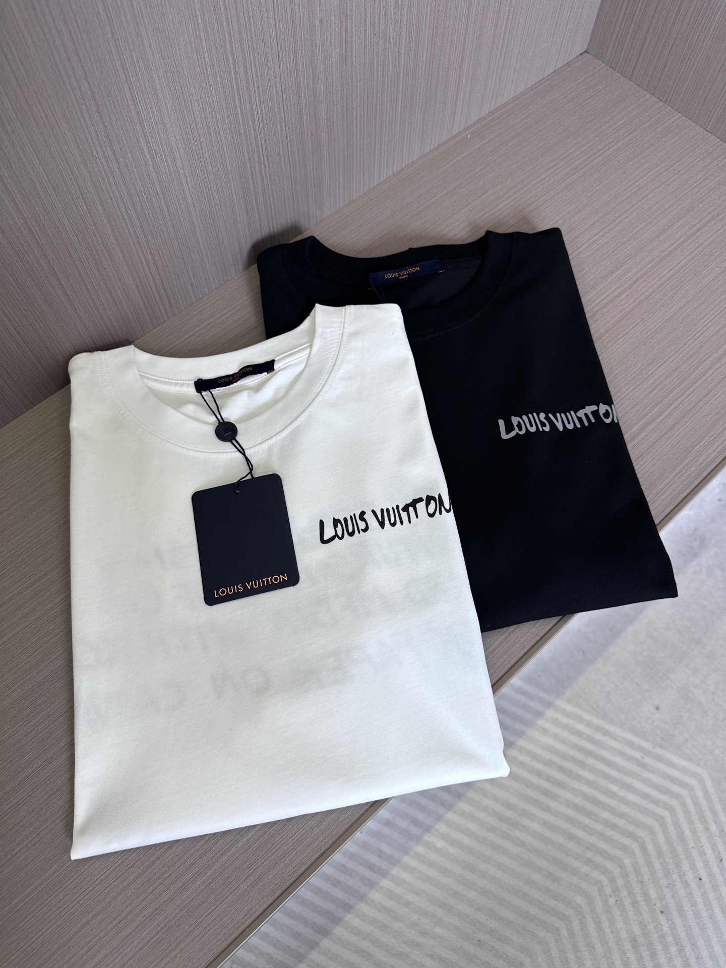 NO:155729,LV Donkey Brand 25SS Spring and Summer New Jersey Cotton Round Neck Short Tee, Men and Women's Reflective Graffiti Logo Loose Casual Short Sleeve T-shirt!  V Home's new T-shirt has become a shining pearl in the fashion industry with its excellent fabrics, unique designs and exquisite craftsmanship!  这款T恤衫采用客供定制平纹针织棉布,不仅触感柔软舒适,更在透气性与吸湿性上表现出色,确保了穿着者即使在炎炎夏日也能享受到清爽与自在！  The letter logo on the front and back of the body is decorated with graffiti patterns. White is made of environmentally friendly paste printing technology, while black is made of special reflective materials, which looks particularly dazzling and fashionable under light!  The casual and loose round neck style can well modify the body. Whether it is matched with jeans or casual pants, you can easily control various occasions and show your unique fashion charm!  Black/white, two colors into it!  Size S-XXL White Size S S shoulder width 45cm-bust 102cm-length 68cm M Size Shoulder width 46cm-bust 106cm-length 70cm L S shoulder width 47cm-bust 110cm-length 72cm XL S shoulder width 48cm-bust 114cm-length 74cm XXL S shoulder width 50cm-bust 118cm-length 76cm Black Size S shoulder width 46cm-bust 102cm-length 66cm M Size Shoulder width 49cm-bust 108cm-length 68cm L S shoulder width 52cm-bust 114cm-length 70cm XL S shoulder width 55cm-bust 119cm-length 72cm  XXL size shoulder width 57cm - bust 124cm - length 74cm Size recommended (standard version) Height 174-catties, it is suitable to try on size M!  A boy can choose S code within 130 catties, a M code for 130-143 catties, a L code for 143-156 catties, a XL code for 156-170 catties, and a XXL code for 170-185 catties!  All girls can choose S code!  ,,louis vuitton,louis vuitton,jeans,T-shirt,tees,t-shirt,alexander wang19860909LV驴牌25SS春夏新款平纹针织棉布圆领短Tee,男女同款反光涂鸦标识宽松休闲短袖T恤衫！V家新款T恤以其卓越的面料、独特的设计以及精湛的工艺,成为了时尚界的一颗璀璨明珠！ 这款T恤衫采用客供定制平纹针织棉布,不仅触感柔软舒适,更在透气性与吸湿性上表现出色,确保了穿着者即使在炎炎夏日也能享受到清爽与自在！衣身前后幅字母标识涂鸦图案装饰,白色由环保胶浆印花技术,而黑色则采用特殊反光材质打造,再光线下显得格外耀眼时髦！休闲宽松的圆领版型,能够很好地修饰身形,无论是搭配牛仔裤还是休闲裤,都能轻松驾驭各种场合,展现出独特的时尚魅力！黑色/白色,两色入！尺码S-XXL 白色尺寸 S码肩宽45cm-胸围102cm-衣长68cm M码肩宽46cm-胸围106cm-衣长70cm L码肩宽47cm-胸围110cm-衣长72cm XL码肩宽48cm-胸围114cm-衣长74cm XXL码肩宽50cm-胸围118cm-衣长76cm 黑色尺寸 S码肩宽46cm-胸围102cm-衣长66cm M码肩宽49cm-胸围108cm-衣长68cm L码肩宽52cm-胸围114cm-衣长70cm XL码肩宽55cm-胸围119cm-衣长72cm XXL码肩宽57cm-胸围124cm-衣长74cm 尺码推荐（标准版型） 身高174-斤,试穿M码合适！ 男生体重130斤以内选择S码,130-143斤选择M码,143-156斤选择L码,156-170斤选择XL码,170-185斤选择XXL码！ 女生全部选择S码即可！,,louis vuitton,louis vuitton,jeans,T-shirt,tees，t-shirt,alexander wang,Men's clothing