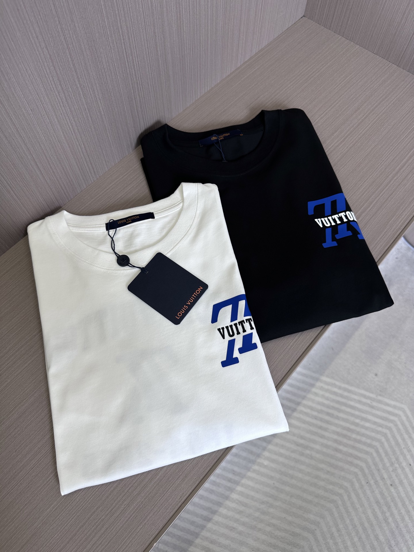 NO:155744,LV Donkey Brand 25SS Spring and Summer New Jersey Cotton Round Neck Short Tee, Men and Women's Same Letter Logo Offset Print Casual Pullover Short Sleeve T-shirt!  V Home’s new T-shirts, from fabric to design, all reveal a unique and fashionable atmosphere!  The fabric is made of customized jersey cotton, which not only feels soft and comfortable, but also has good breathability and sweat absorption. Even in the hot summer, you can feel the coolness and freedom from the skin!  The most eye-catching thing about the front and back of the T-shirt is the inverted LV logo pattern. This design breaks the traditional symmetrical aesthetics and reinterprets the classic elements of the brand in a rebellious and yet stylish way!  The pattern is not simply printed on the clothes, but is carefully crafted by advanced three-dimensional hot-pressing and offset printing technology. This process makes the pattern not only bright colors and distinct layers, but also brings a subtle three-dimensional feeling to the touch, as if the pattern and the clothes themselves are integrated and become an integral part of the T-shirt!  The casual straight cutting method is not only picky about the figure, but also shows the casualness and freedom of the wearer!  Black/white, two colors into it!  Size S-XXL S S shoulder width 46cm-bust 104cm-length 66cm M S shoulder width 49cm-bust 110cm-length 68cm L S shoulder width 52cm-bust 116cm-length 70cm XL S shoulder width 55cm-bust 121cm-length 72cm XXL S shoulder width 57cm-bust 126cm-length 74cm Size recommendation (standard version) Height 174-catties, try on M size appropriately!  A boy can choose S code within 130 catties, a M code for 130-145 catties, a L code for 145-160 catties, a XL code for 160-catties, and a XXL code for -190 catties!  ,,louis vuitton,louis vuitton,T-shirt,tees,t-shirt,alexander wang19860909LV驴牌25SS春夏新款平纹针织棉布圆领短Tee,男女同款字母标识胶印休闲套头短袖T恤衫！V家新款T恤从面料到设计,都透露着一种别具一格的时尚气息！ 面料选用客供定制平纹针织棉布,不仅触感柔软舒适,还具有良好的透气性和吸汗性,即便是炎炎夏日,也能让你感受到一份来自肌肤的清凉与自在！T恤的胸前与后幅最为引人注目的便是那颠倒的LV标识图案,这一设计打破了传统的对称美学,以一种叛逆而不失格调的方式,重新诠释了品牌的经典元素！图案并非简单地印刷于衣物之上,而是采用了先进的立体热压胶印工艺精心打造,这种工艺使得图案不仅色彩鲜艳、层次分明,更在触感上带来了一种微妙的立体感,仿佛图案与衣物本身融为一体,成为了T恤不可分割的一部分！休闲直筒的剪裁方式,既不挑身材,又能很好地展现出穿着者的随性与自在！黑色/白色,两色入！尺码S-XXL S码肩宽46cm-胸围104cm-衣长66cm M码肩宽49cm-胸围110cm-衣长68cm L码肩宽52cm-胸围116cm-衣长70cm XL码肩宽55cm-胸围121cm-衣长72cm XXL码肩宽57cm-胸围126cm-衣长74cm 尺码推荐（标准版型） 身高174-斤,试穿M码合适！ 男生体重130斤以内选择S码,130-145斤选择M码,145-160斤选择L码,160-斤选择XL码,-190斤选择XXL码！,,louis vuitton,louis vuitton,T-shirt,tees，t-shirt,alexander wang,Men's clothing