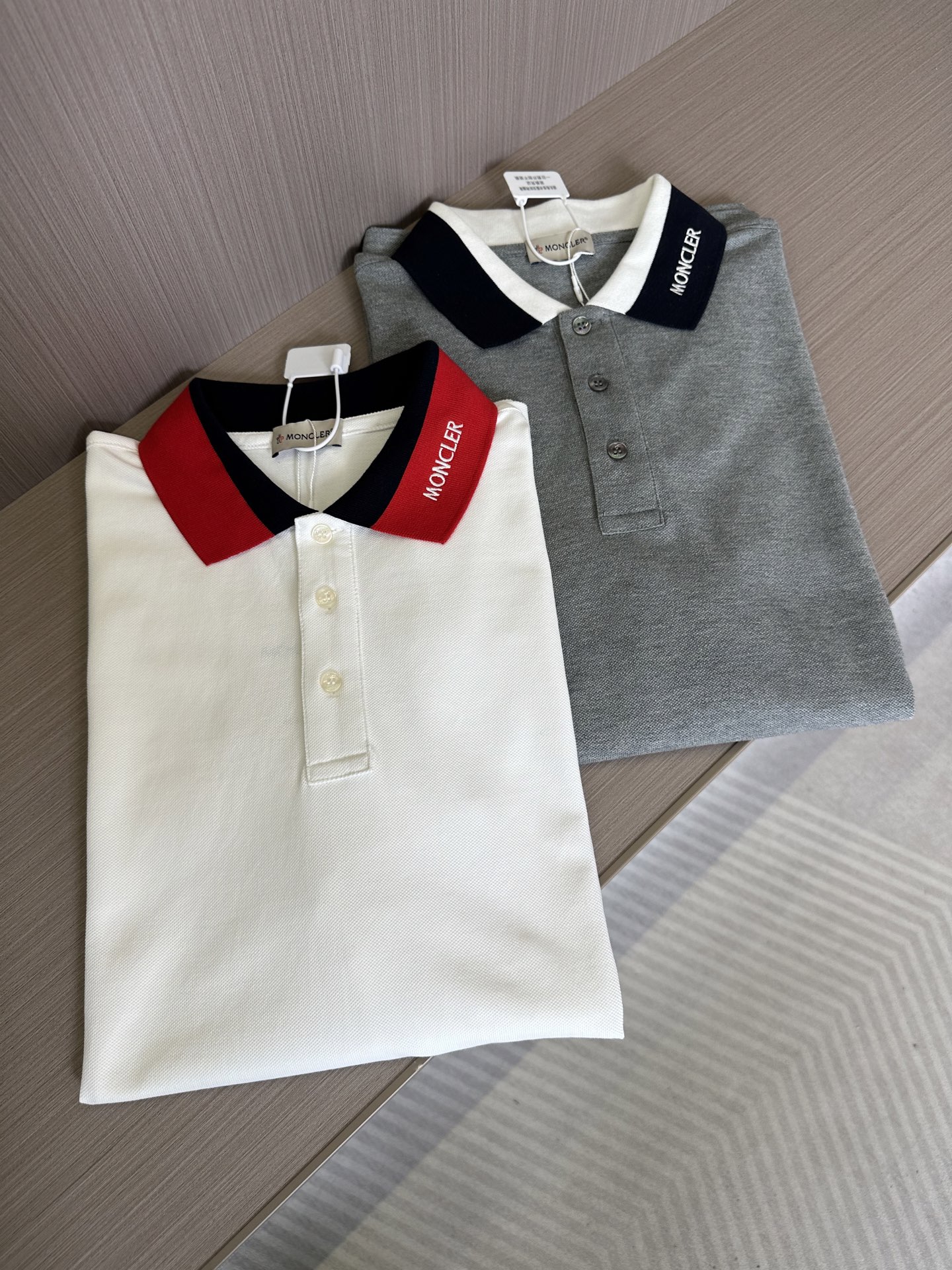 NO:136512,. MONCLER 25SS spring and summer new lapel T, high-end quality. 80 original bead floor cotton, high-end high-density texture is invincible, comfortable, breathable and sensuous. The collar has the latest color style, novel and fashionable. Color gray white. Number M-XXL, christian louboutin, Moncler, alexander wang19860909. MONCLER蒙口 25SS春夏新品翻领T,高端品相.80支原版珠地棉,高支高密 质感无敌赞,舒适透气有股感.领子最新配色风格,新颖时尚. 颜色灰色 白色 码数M-XXL,,christian louboutin,Moncler,alexander wang,Men's clothing