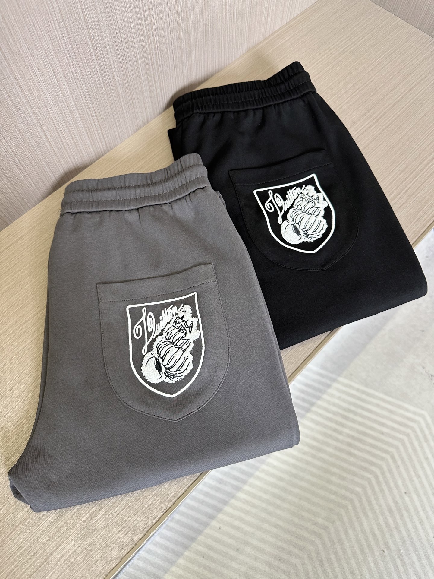 NO:136506,zLV donkey brand 25SS summer new style, men's casual versatile trousers and casual pants. Customer-supplied worsted pure cotton fabric, which is different from ordinary cotton, with smooth texture and delicate texture, slightly elastic function, and beautiful cutting technology both inside and outside, always maintaining a perfect sporty and fashionable versatile shape. Drawstring design is very matching with elastic waist and ribbed closure. The design and production are soft, three-dimensional and not stiff to show a low-key fashionable sports style. Classic series creates the most outstanding sports and leisure system and the most comfortable feeling. Color black, gray Size M-3XL Size data M size hip circumference 100cm-waist circumference 76-84cm-trouser length 100cm L size hip circumference 104cm-waist circumference 79-89cm-trouser length 101cm  Xl size hip circumference 108cm-waist circumference 82-92cm-trouser length 102cm 2XL size hip circumference 112cm-waist circumference 85-95cm-trouser length 103cm 3XL size waist circumference 116cm-waist circumference 88-98cm-trouser length 104cm, louis vuitton,louis vuitton,alexander wang19860909zLV驴牌25SS夏季新款 男士休闲百搭束脚卫裤休闲裤.客供精纺纯棉面料,区别于一般的棉质,手感质感顺滑细腻,略微弹性的功能,内外兼具的美感裁剪工艺,时刻保持完美的运动时尚百搭造型.抽绳设计弹力腰边及罗纹收口极具搭配性.设计制作柔软立体不生硬彰显低调的时尚运动风格.经典系列作品,缔造最为出色的运动休闲体系,最为舒适的感受. 颜色黑色,灰色 尺码M-3XL 尺码数据 M码臀围100cm-腰围76-84cm-裤长100cm L码臀围104cm-腰围79-89cm-裤长101cm Xl码臀围108cm-腰围82-92cm-裤长102cm 2XL码臀围112cm-腰围85-95cm-裤长103cm 3XL码腰围116cm-腰围88-98cm-裤长104cm,,louis vuitton,louis vuitton,alexander wang,Men's clothing